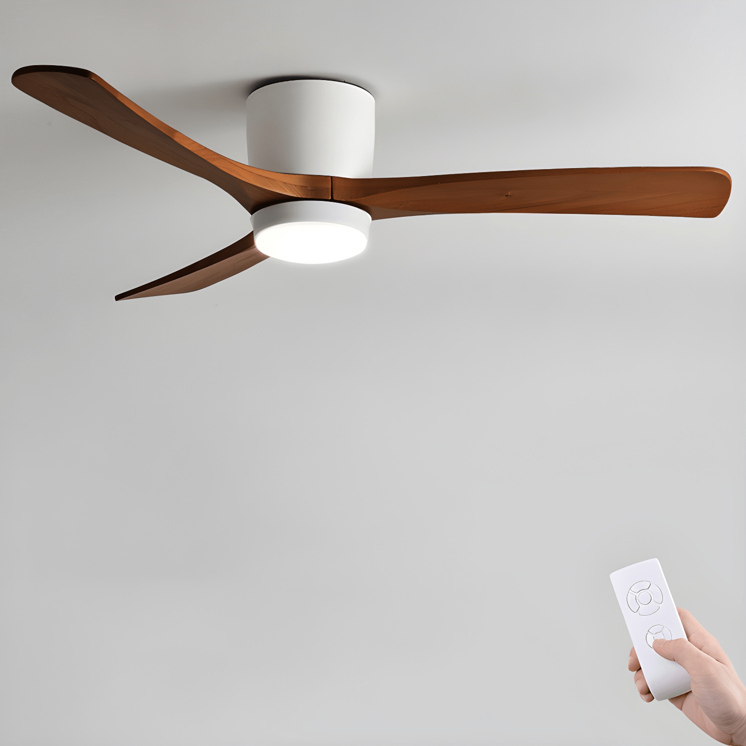 Ventilateur de plafond nordique Ezra avec lumière, présentant son grain et sa texture de bois naturel.