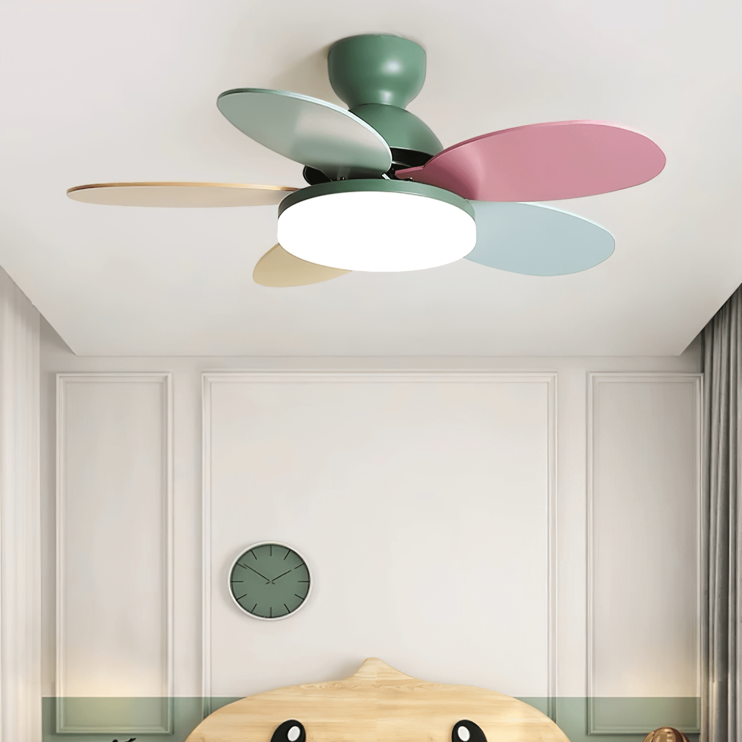 Gros plan de l'abat-jour en verre coloré du plafonnier ventilateur Liora