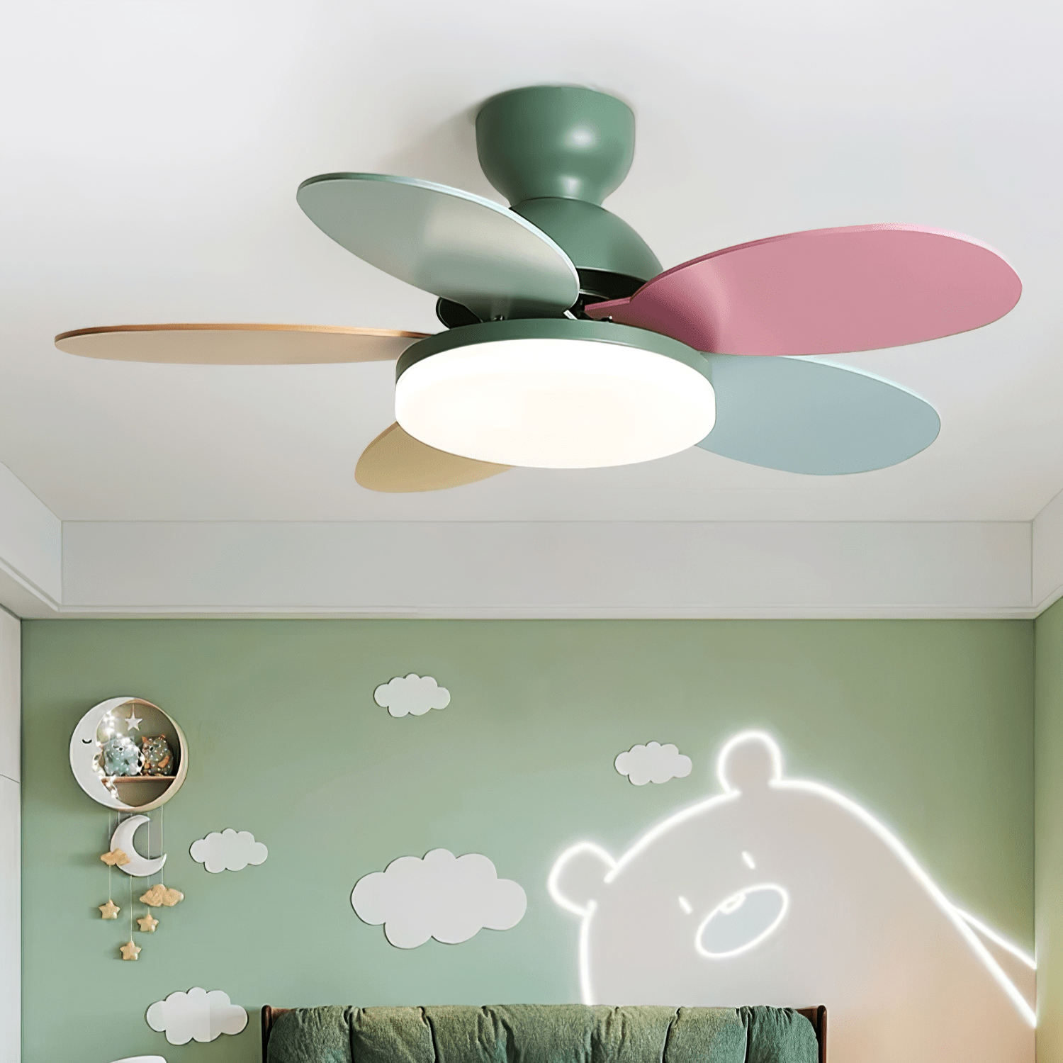 Plafonnier ventilateur Liora, illustrant le moteur DC silencieux