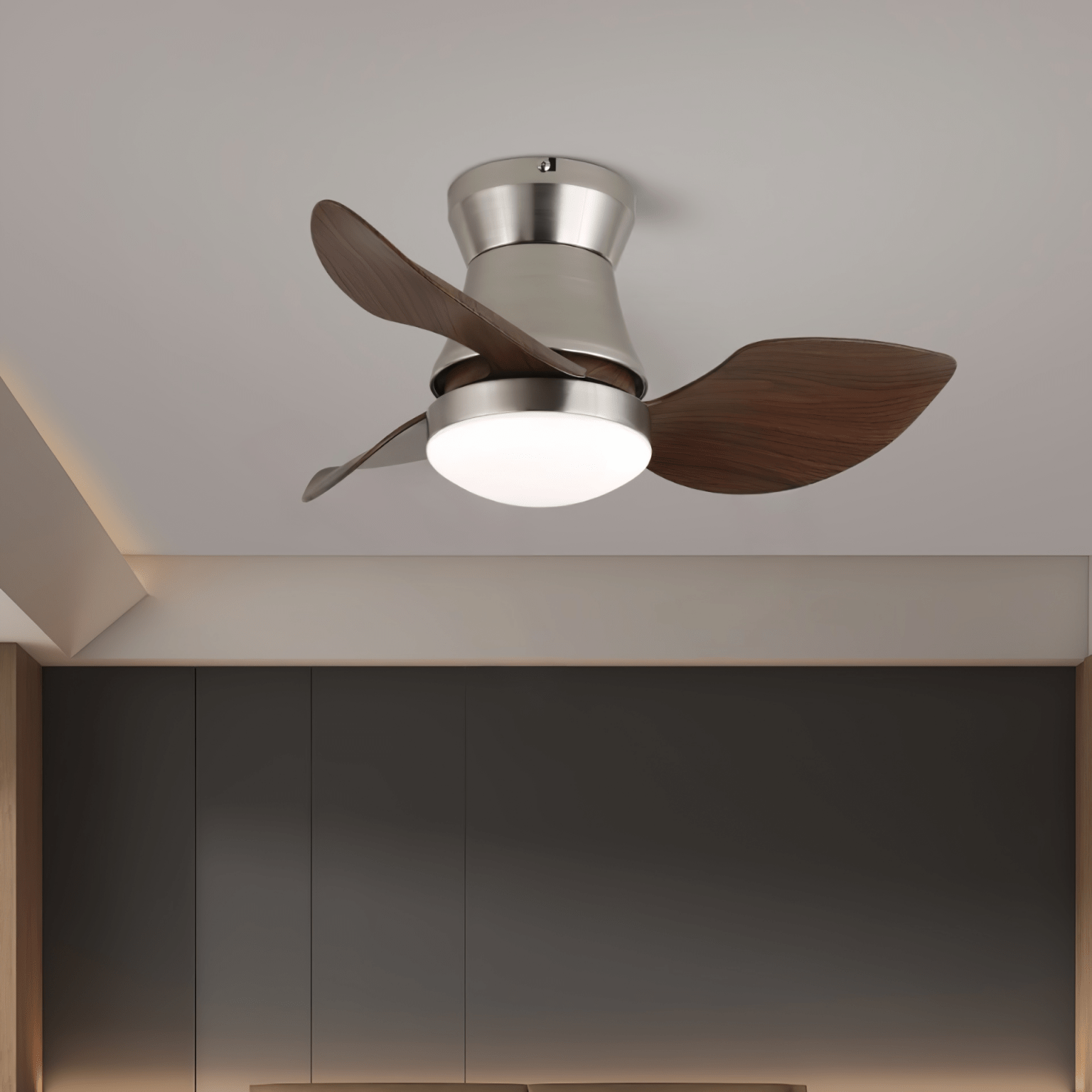 Vue de dessus du ventilateur de plafond moderne en bois Airlume avec lumière
