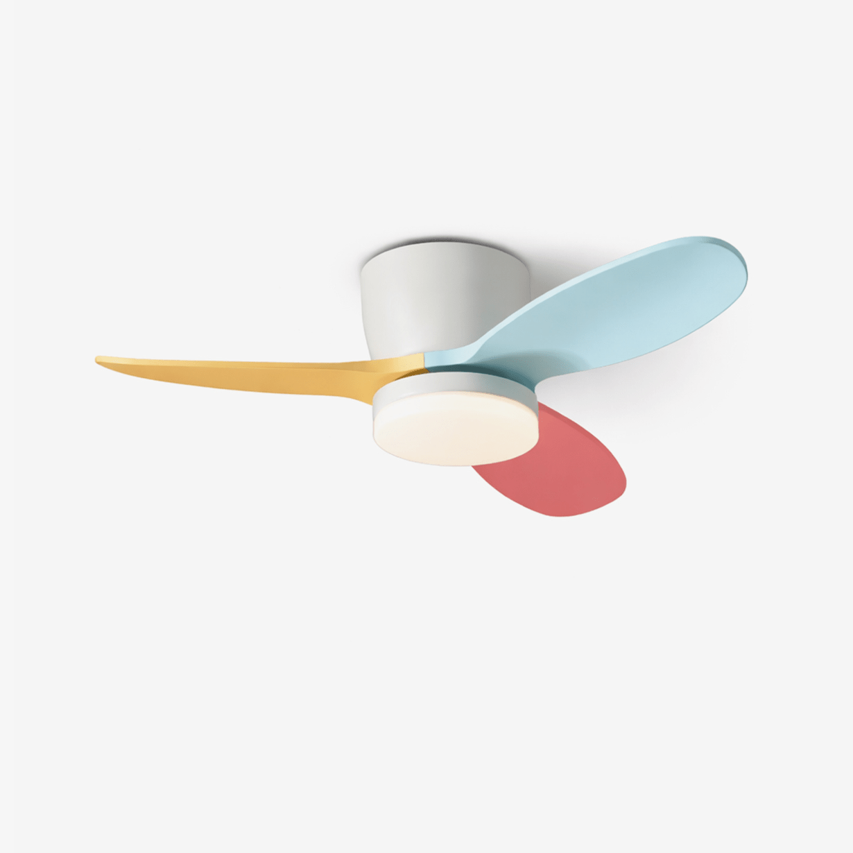 Plafonnier ventilateur Milo Pétale couleur Noyer, montrant son design unique en forme de pétale.