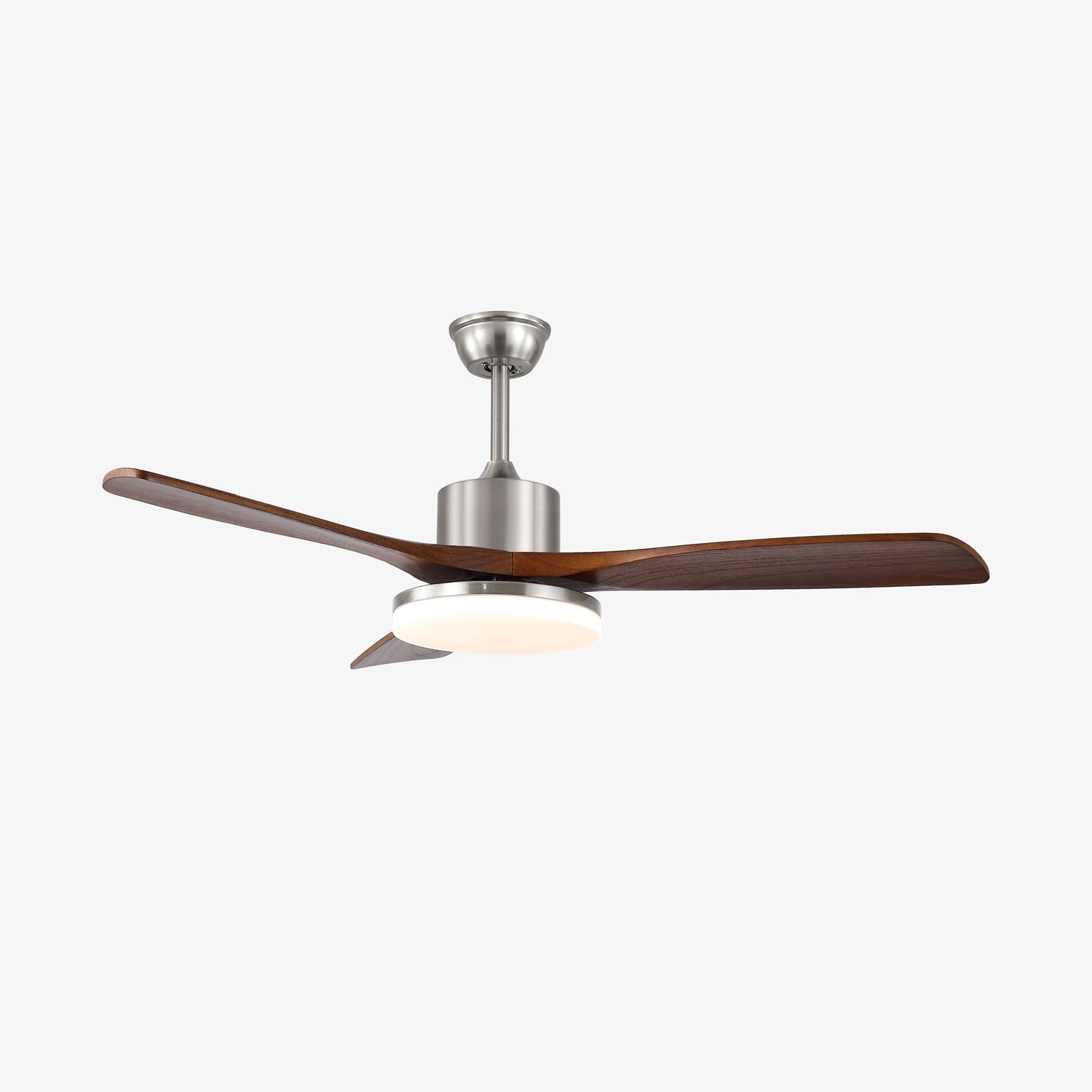 Plafonnier ventilateur moderne Orvian en bois dans une chambre à coucher.