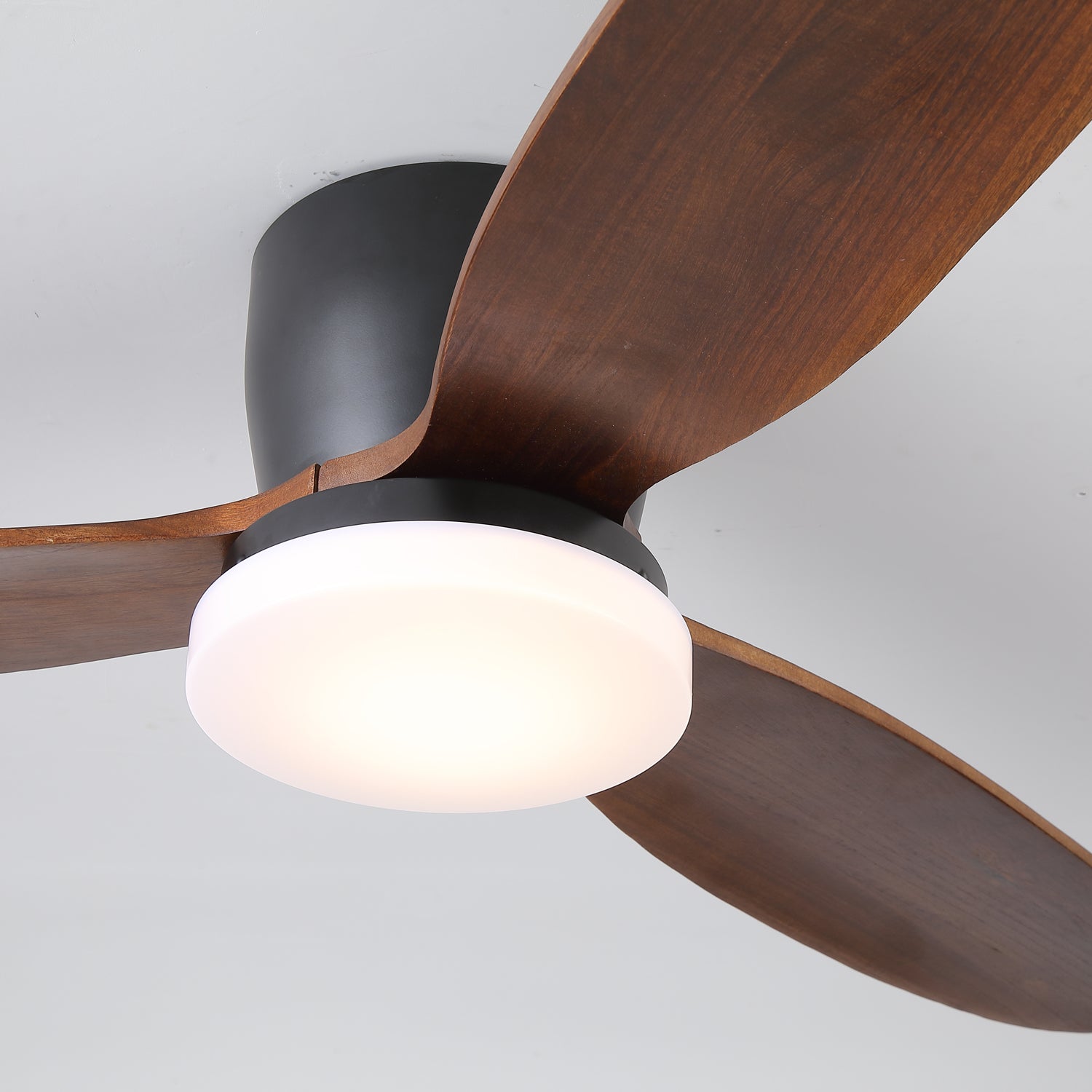 Gros plan du plafonnier ventilateur Athyrs montrant le cadre métallique et la LED intégrée