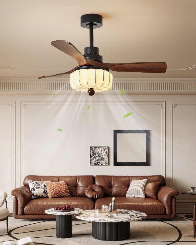 Gros plan des pales et de l'abat-jour en tissu du plafonnier ventilateur vintage Svelk