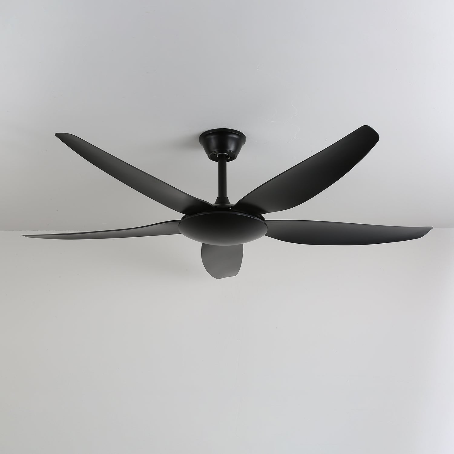 Ventilateur de plafond Onyxa avec pales en ABS et abat-jour en acrylique