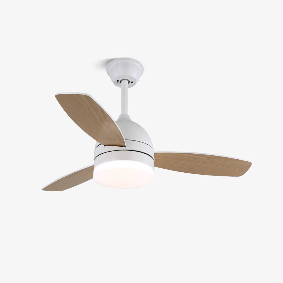 Ventilateur de plafond minimaliste Selena en bois avec lumière dans un espace de vie moderne.