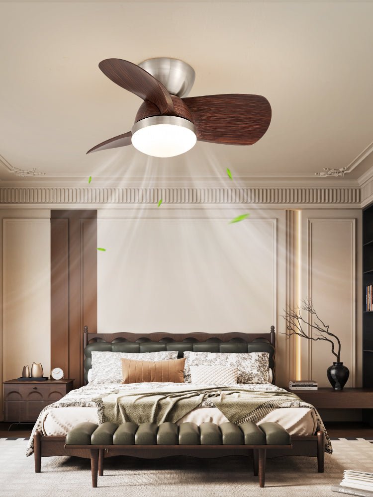Vue rapprochée du cadre métallique couleur noyer du plafonnier ventilateur Dyms