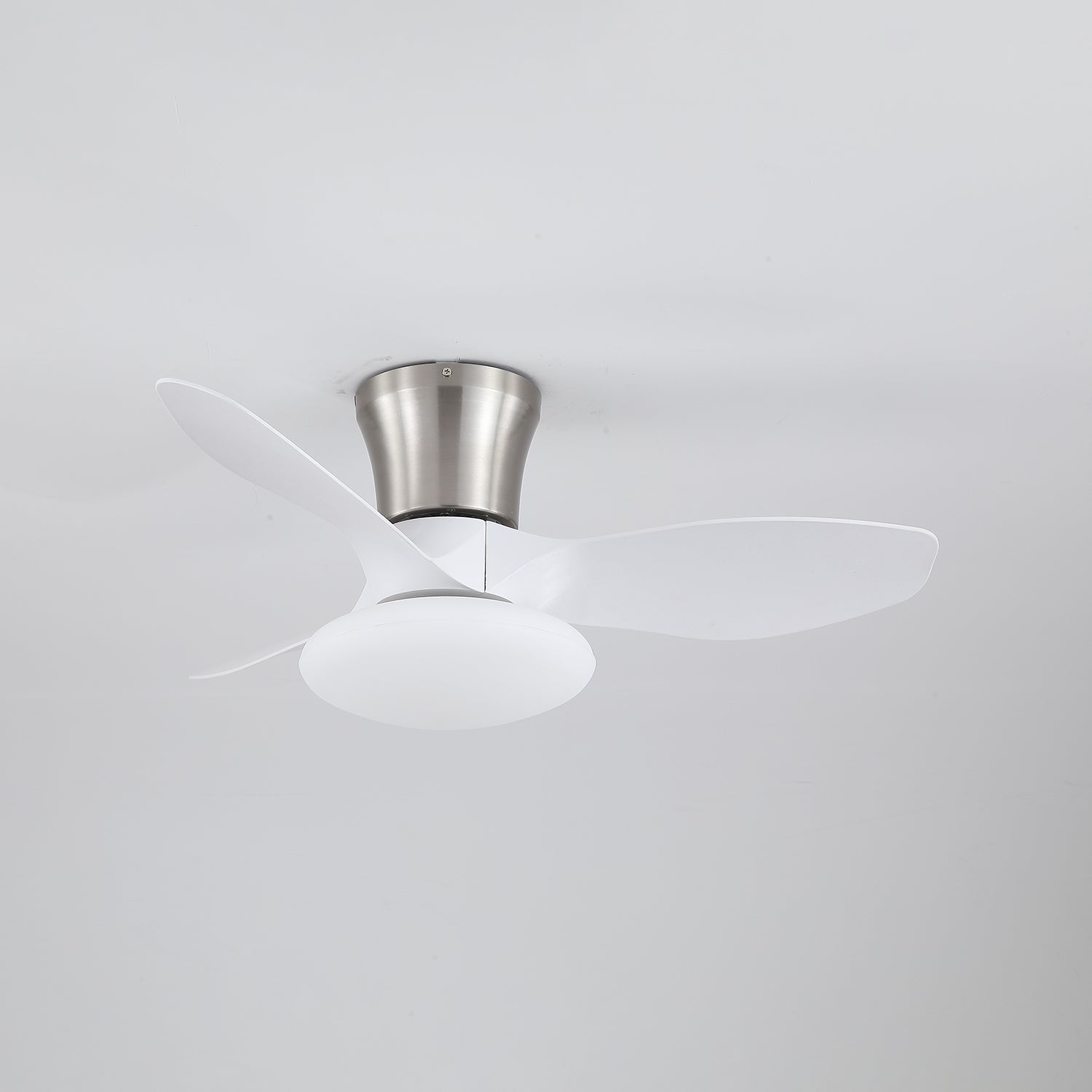 Plafonnier ventilateur Velora moderne en bois, photo d'ambiance dans une chambre