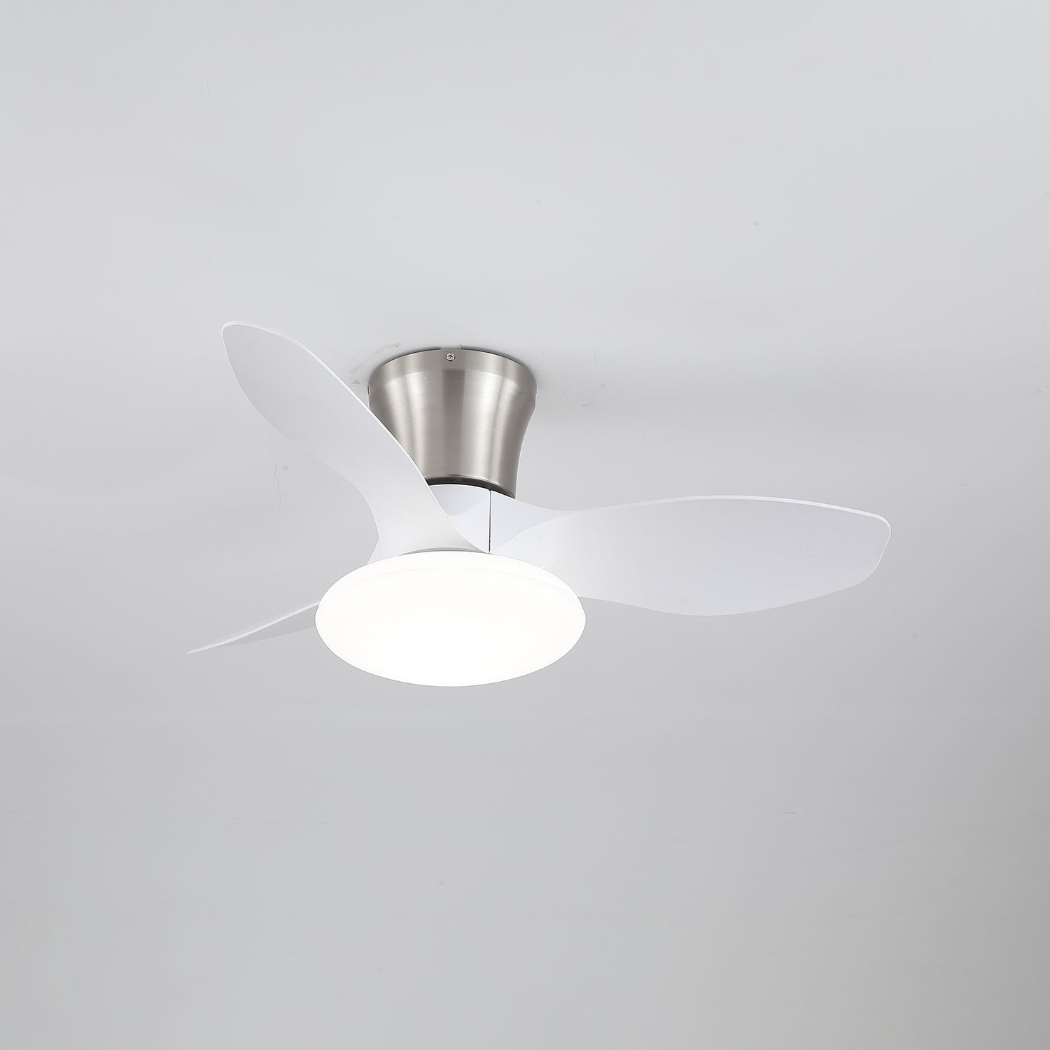 Plafonnier ventilateur Velora moderne en bois, vue détaillée du matériel de montage