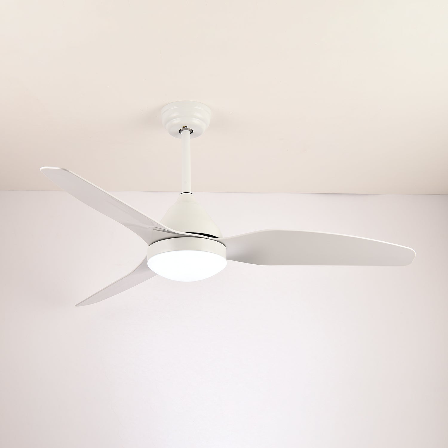 Ventilateur de plafond moderne Fia en bois avec lumière, lumière allumée