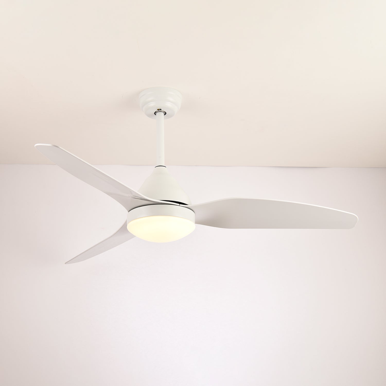 Ventilateur de plafond moderne Fia en bois avec lumière, télécommande