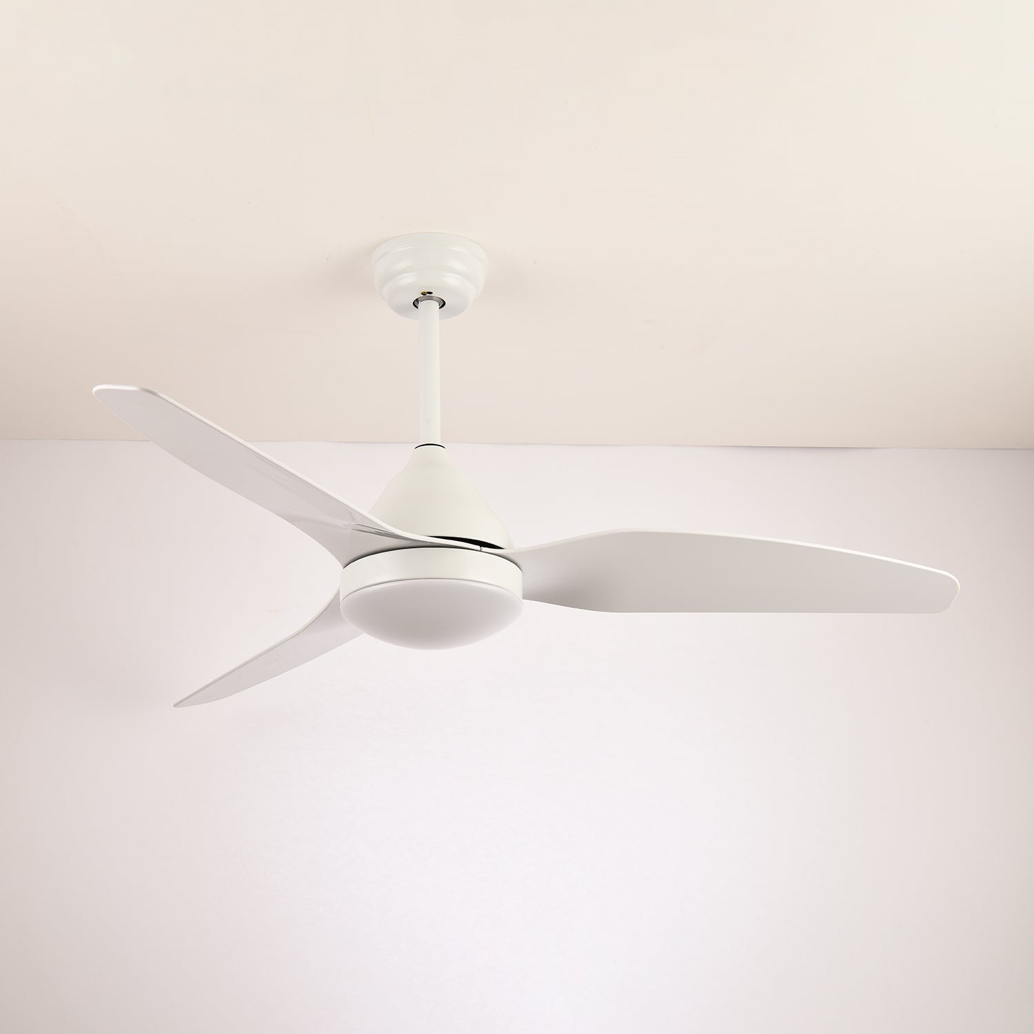 Ventilateur de plafond moderne Fia en bois avec lumière, installé dans un salon
