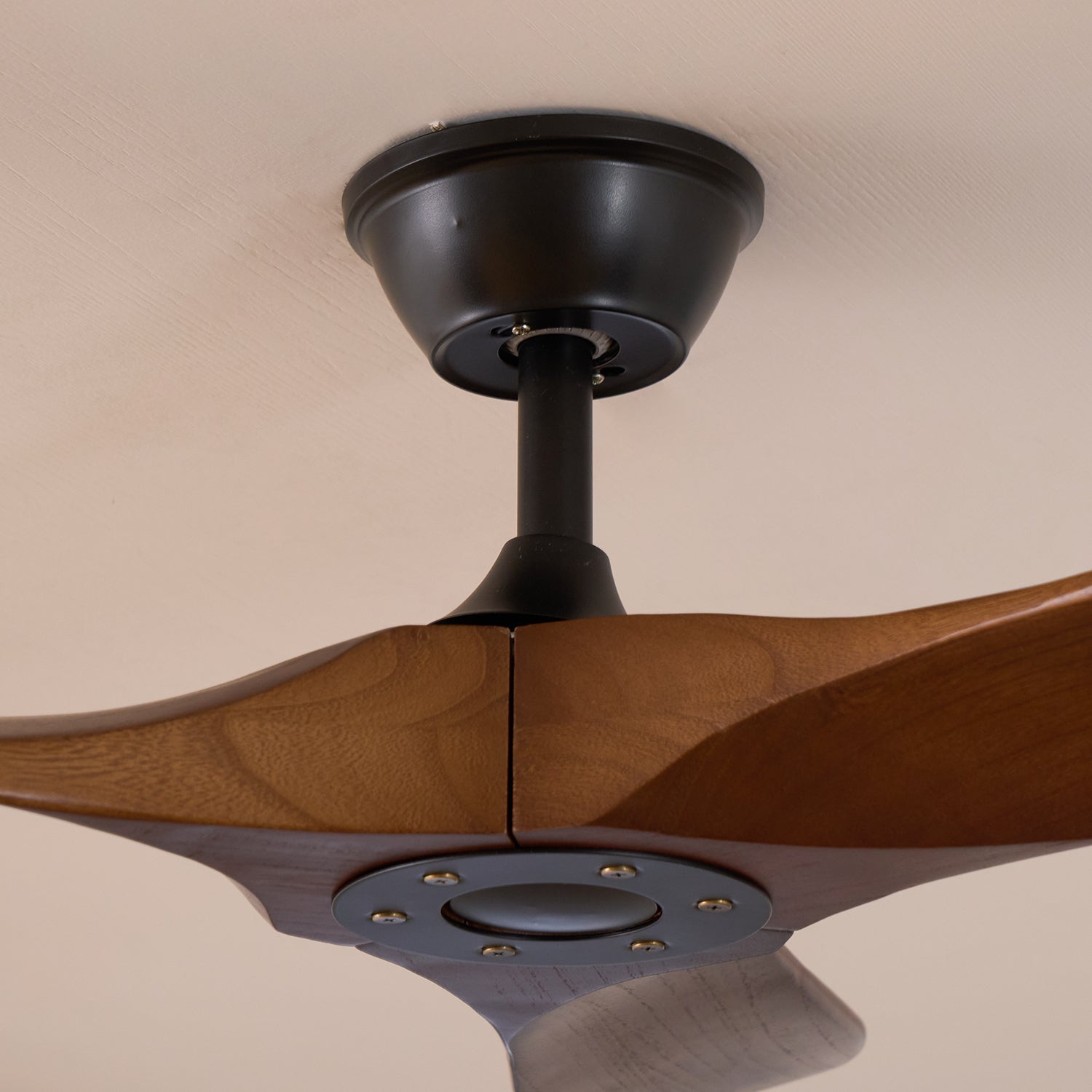 Ventilateur de plafond en bois Aviona présentant son design élégant et moderne