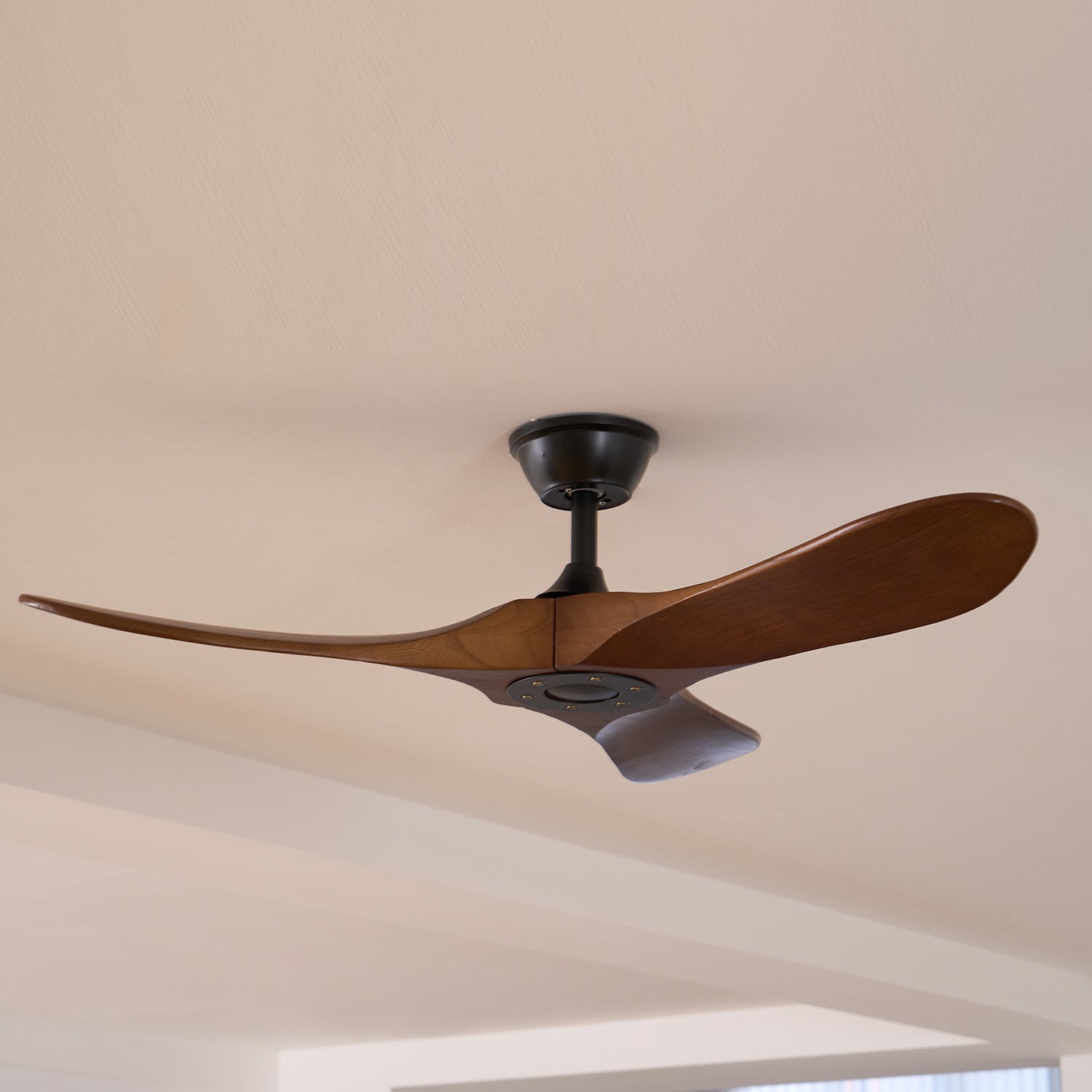Ventilateur de plafond en bois Aviona sous un angle différent
