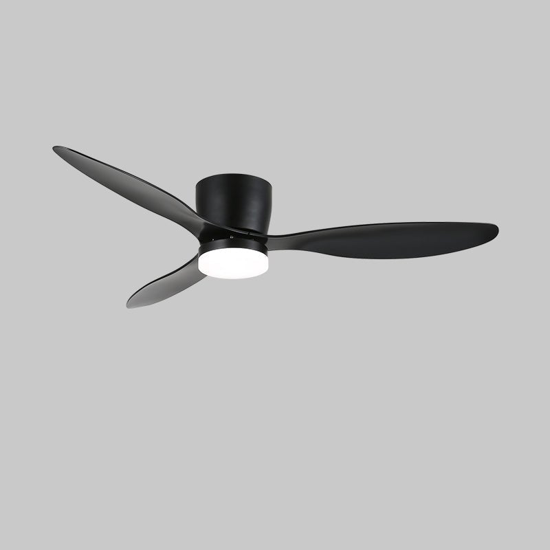 Ventilateur de plafond Knox avec lumière installé dans une chambre contemporaine.