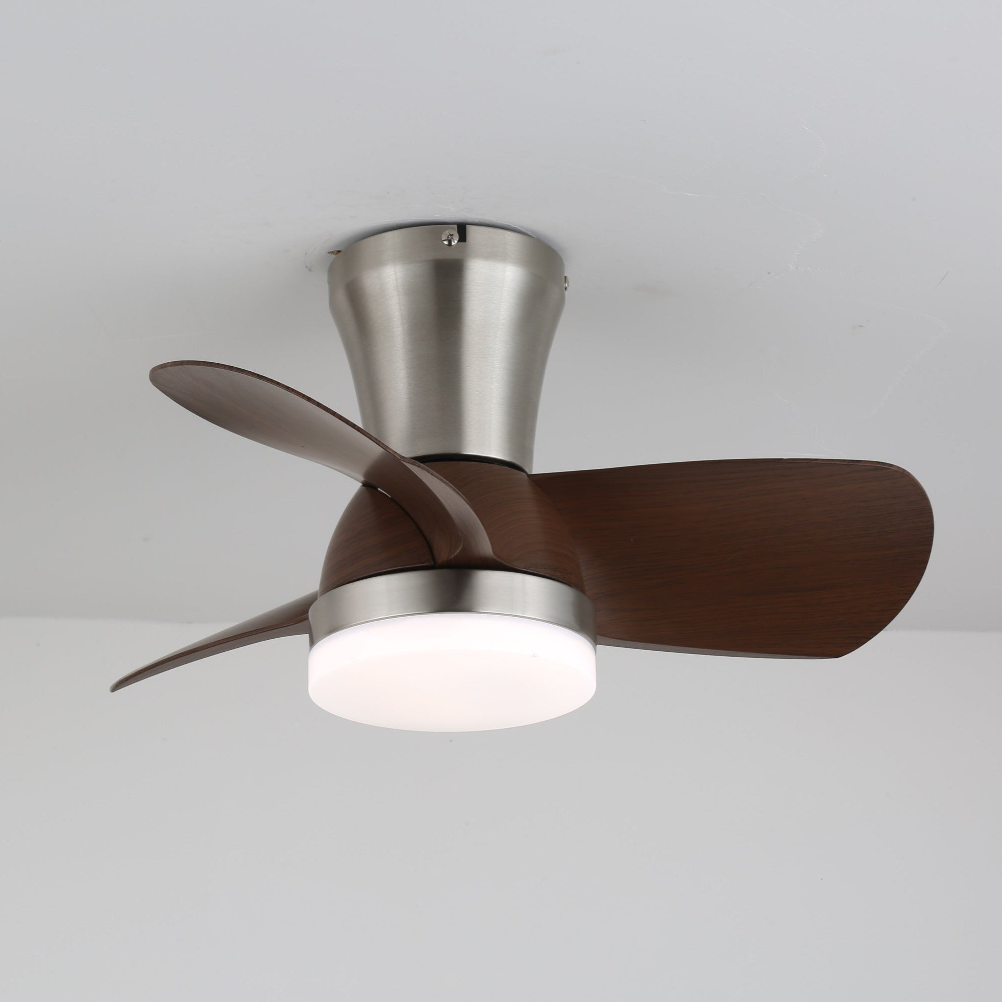 Plafonnier ventilateur moderne en bois Deynor, vue latérale