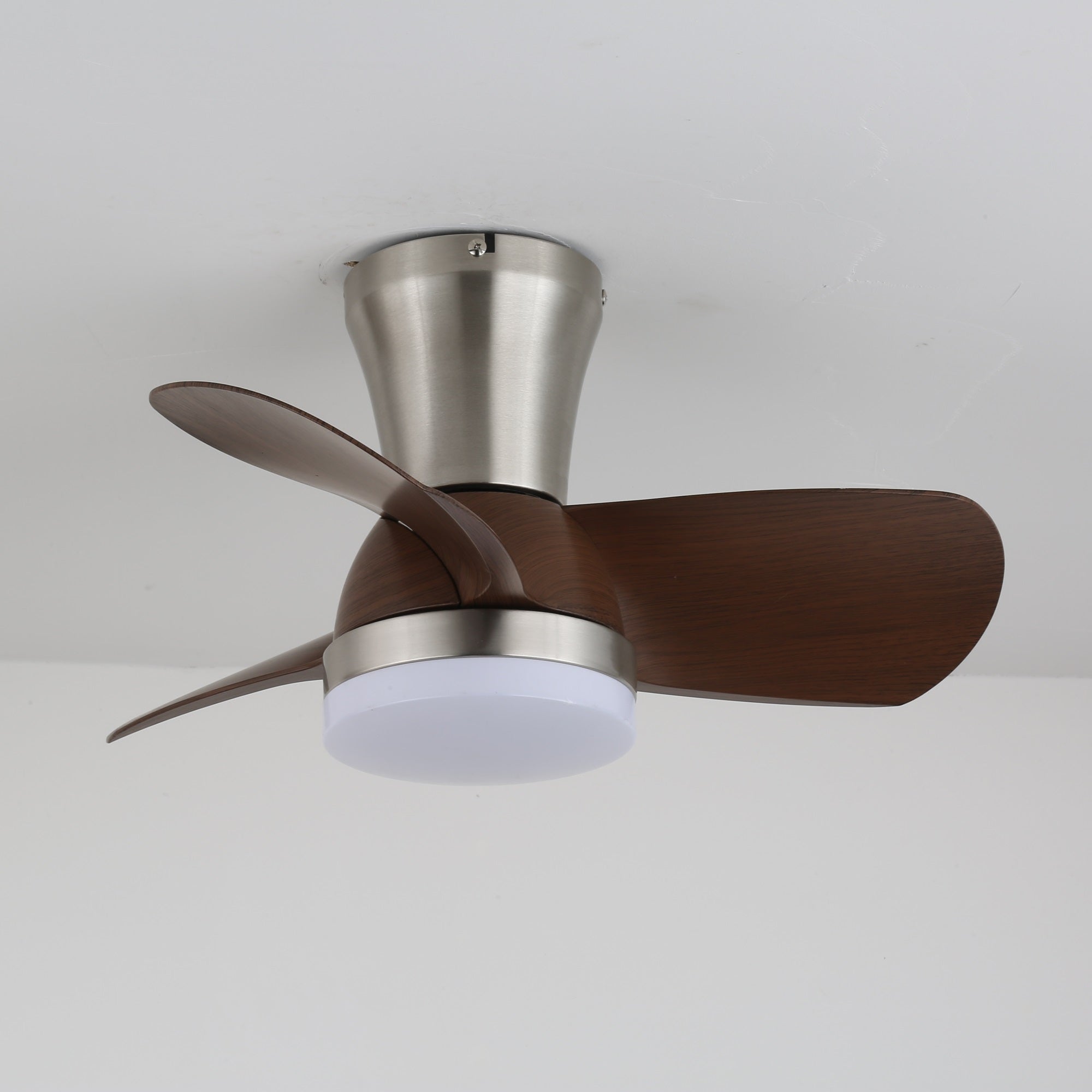 Plafonnier ventilateur moderne en bois Deynor, montrant différentes finitions