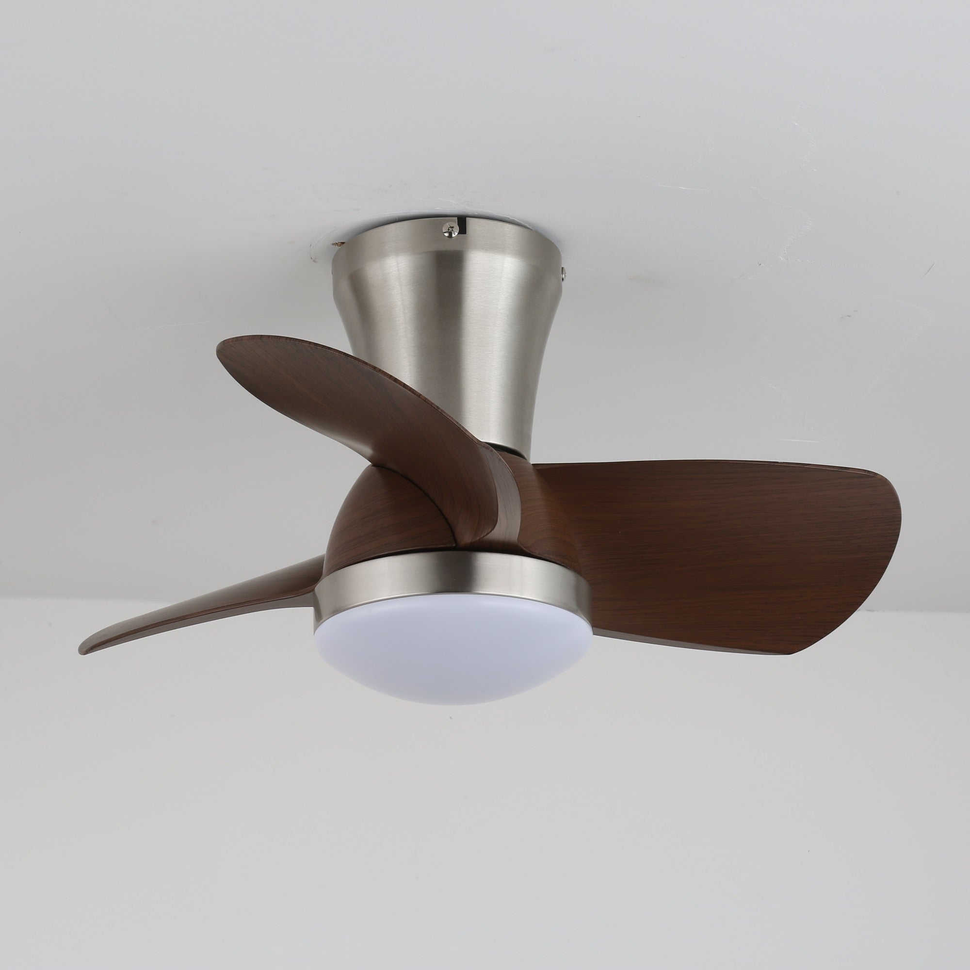 Plafonnier ventilateur moderne en bois Deynor, photo d'ambiance