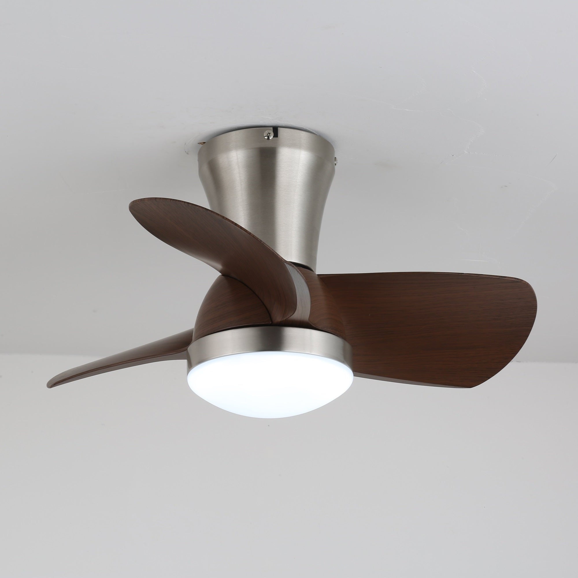 Plafonnier ventilateur moderne en bois Deynor, détail du cadre métallique