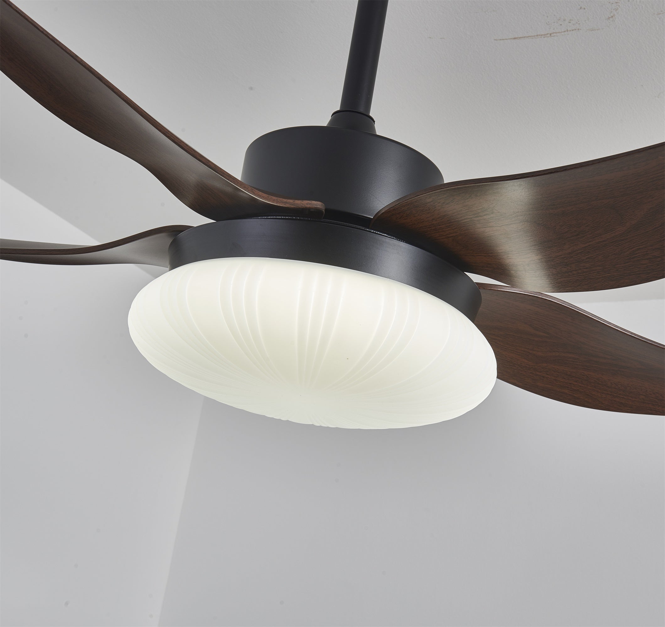 Ventilateur de plafond Zerith avec lumière, démontrant le contrôle à 6 vitesses.