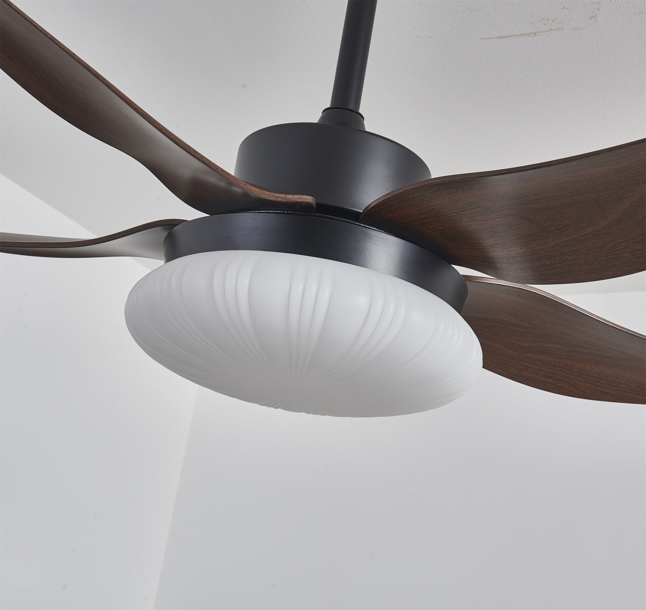 Pales couleur noyer du ventilateur de plafond avec lumière.