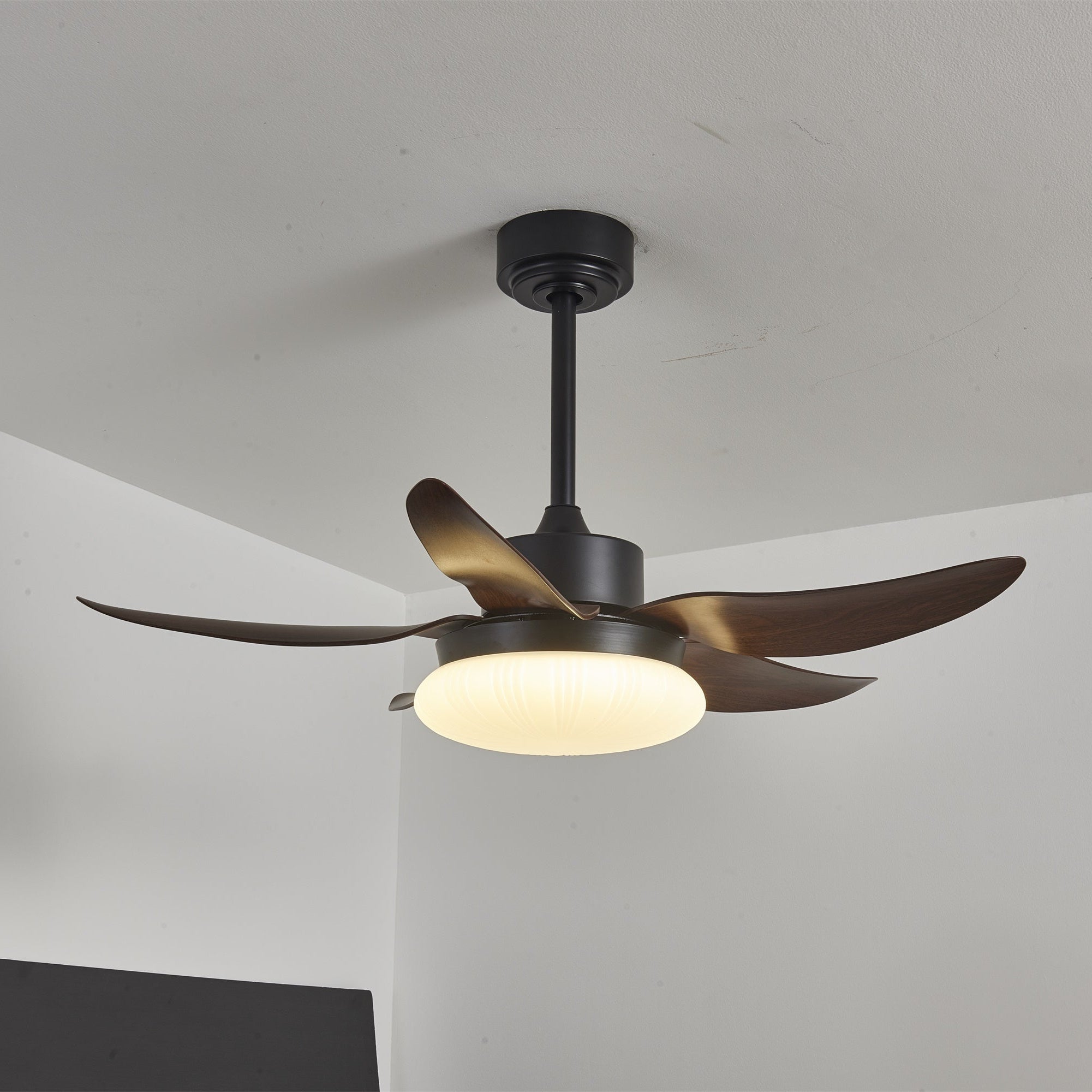 Dimensions du ventilateur de plafond Zerith avec lumière (Dia 106cm x H 35cm).