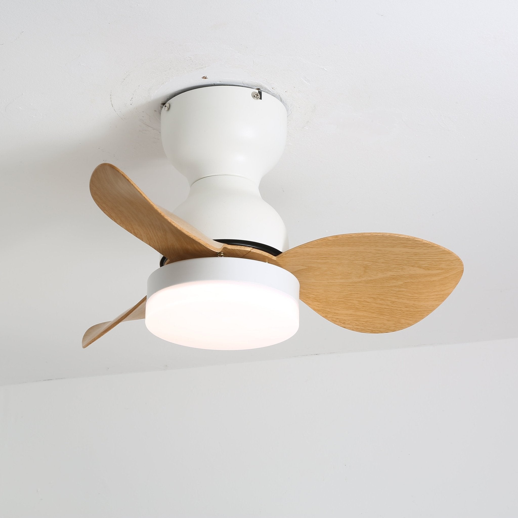Plafonnier ventilateur Silas installé dans un salon