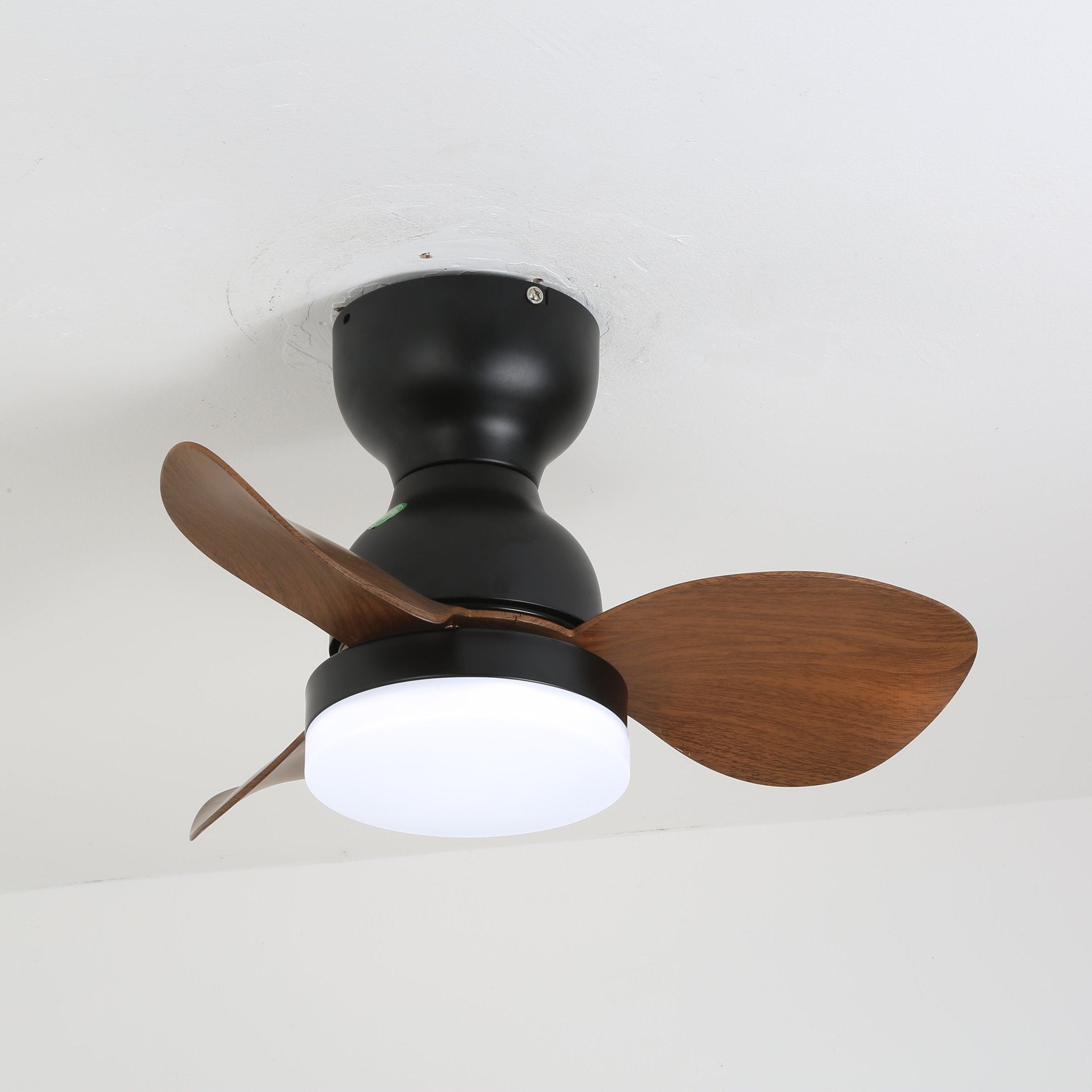 Plafonnier ventilateur Silas, gros plan sur le cadre métallique