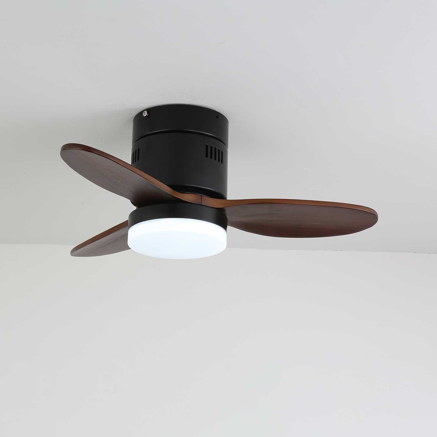 Ventilateur de plafond lumineux Eris minimaliste en bois, vue en angle