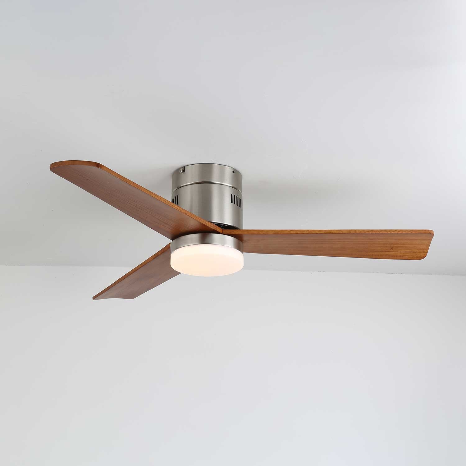 Ventilateur de plafond lumineux Eris minimaliste en bois installé au plafond