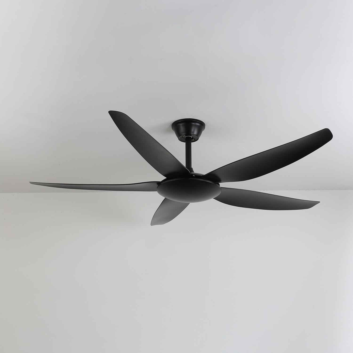 Ventilateur de plafond minimaliste, vue latérale