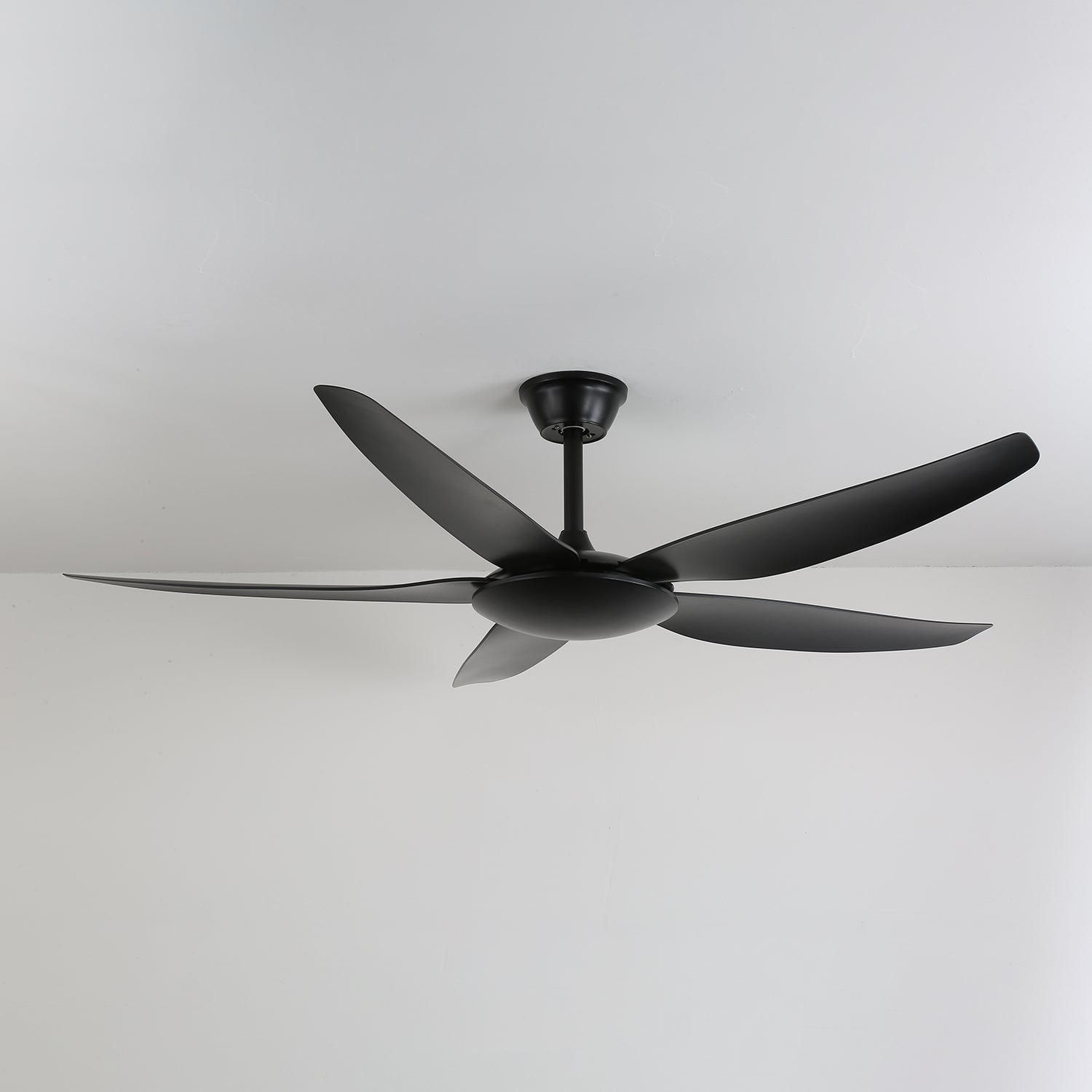 Ventilateur de plafond noir, gros plan sur le moteur et les pales