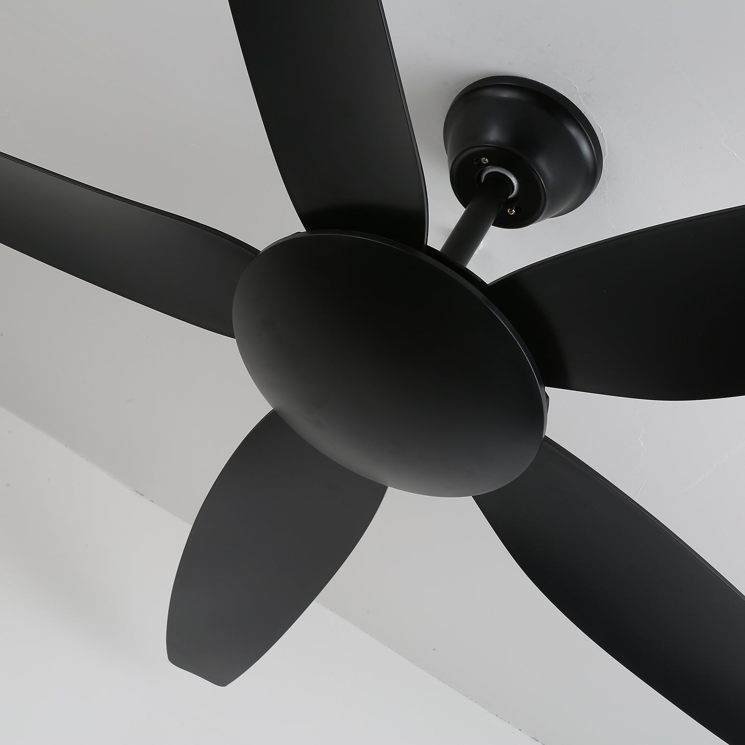 Ventilateur de plafond Onyxa montrant les finitions noires du corps et de l'abat-jour