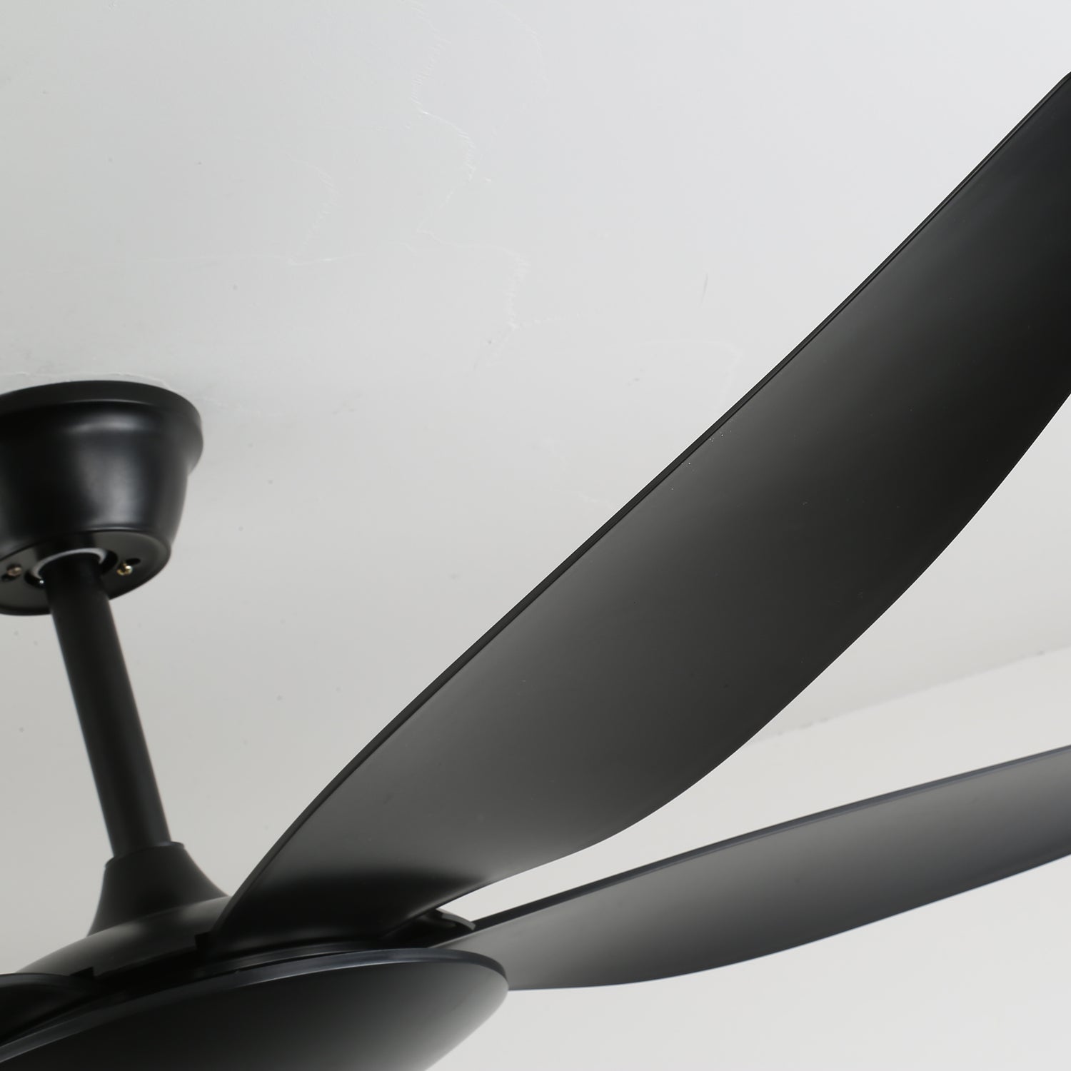 Ventilateur de plafond Onyxa mettant en valeur son cadre en métal