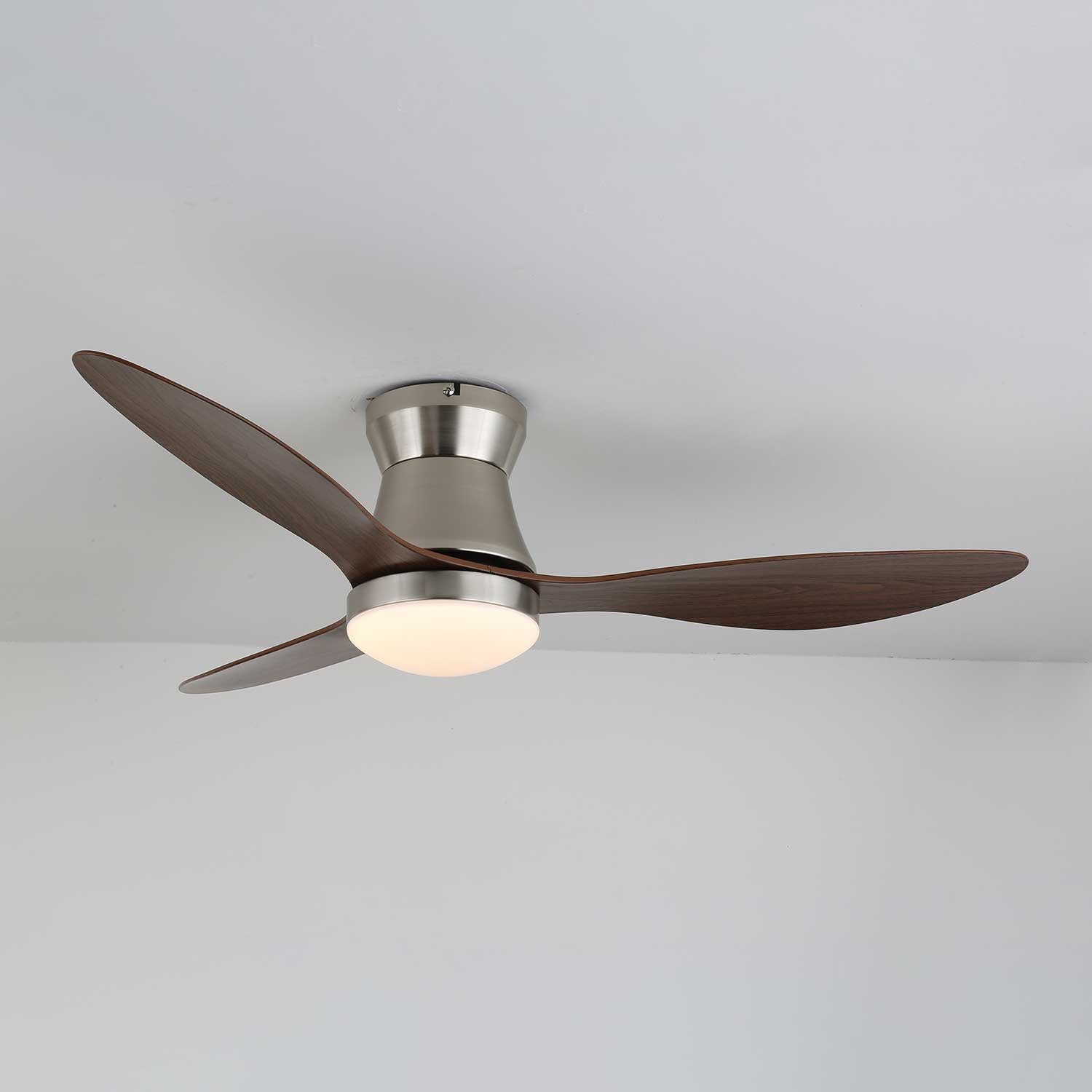 Plafonnier Ventilateur Zerath en Bois Moderne dans un salon moderne