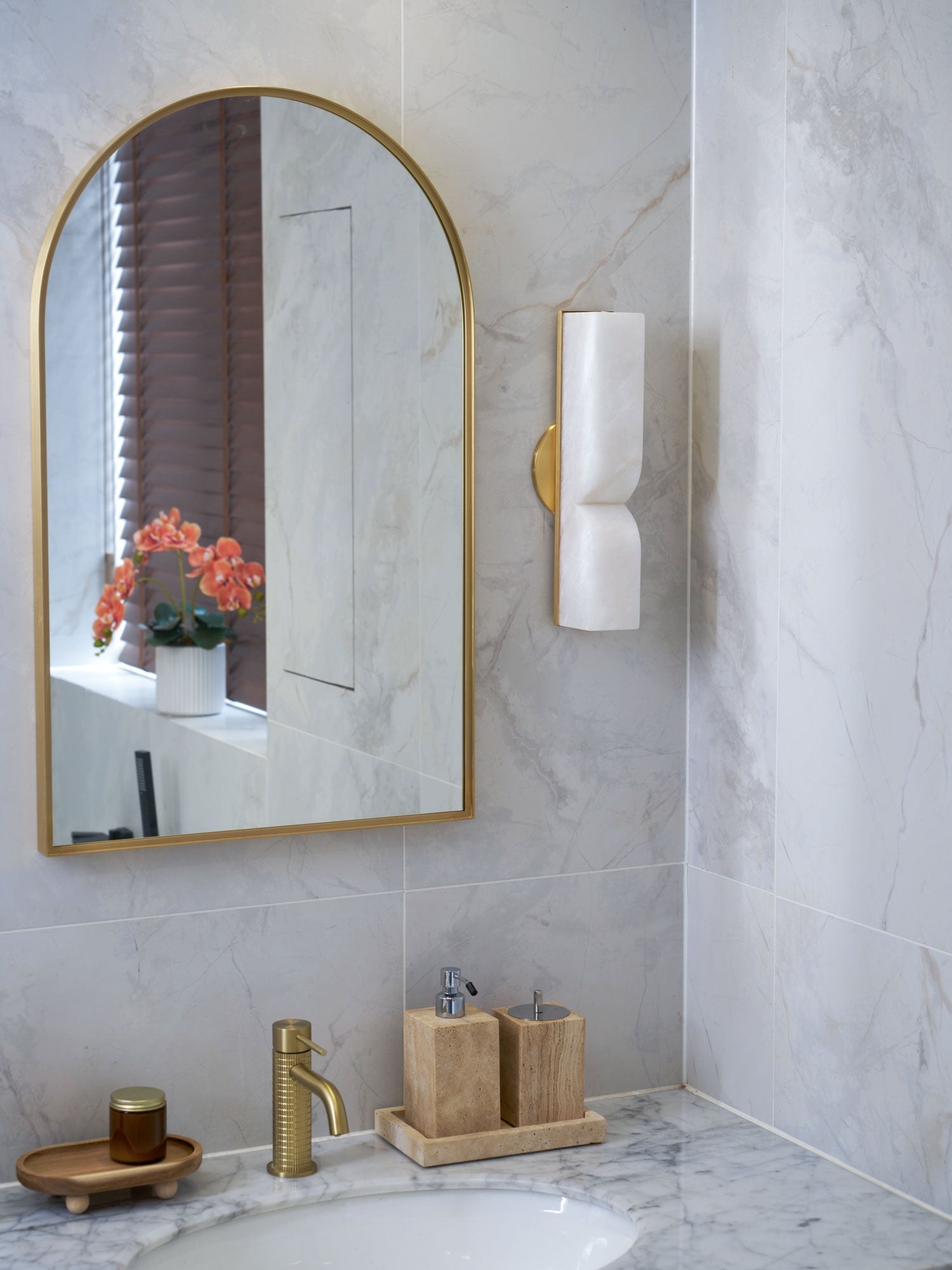 Imiraris Minimalist Alabaster Wall Light - Neutralighting