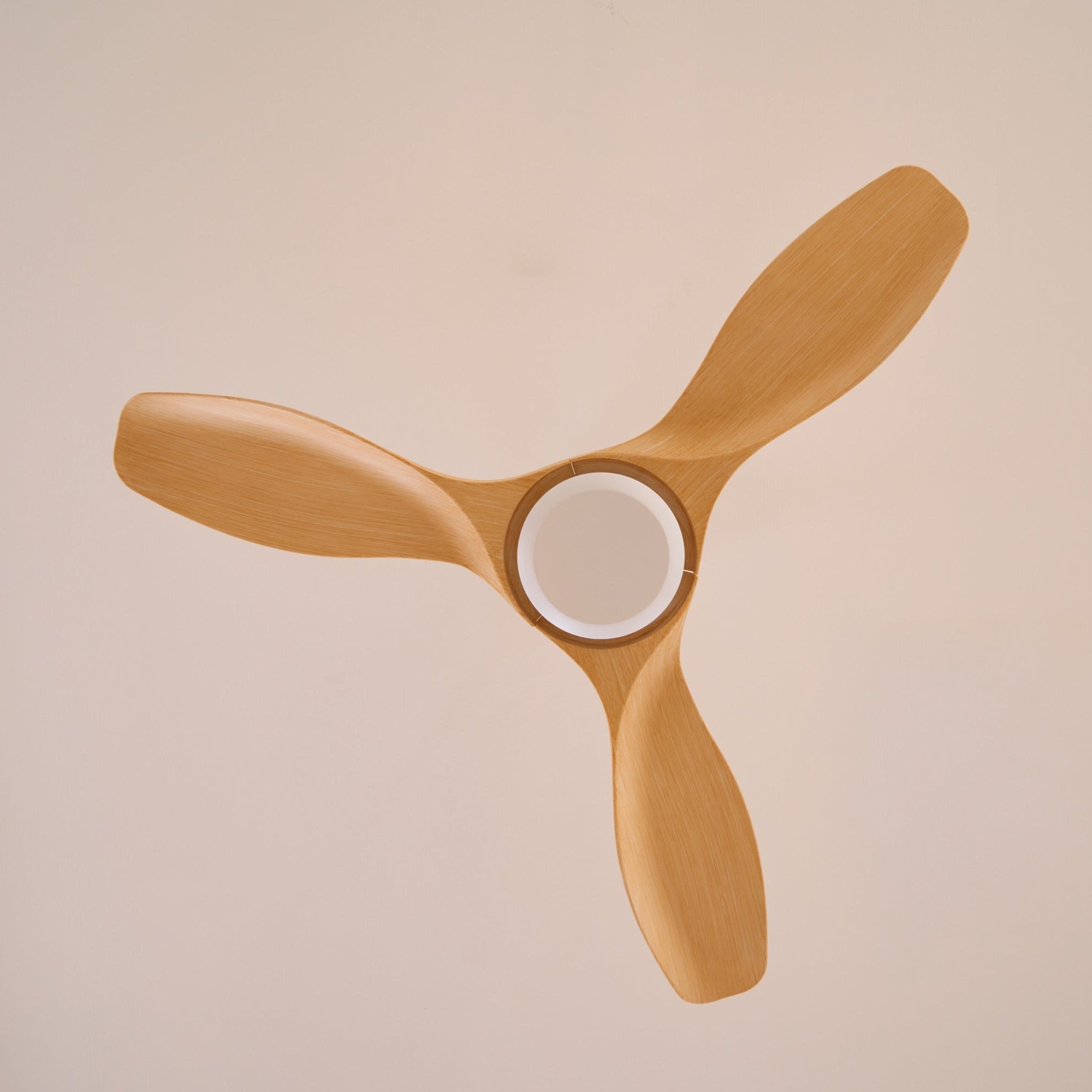 Ventilateur de plafond Meren avec finition Grain de bois naturel.