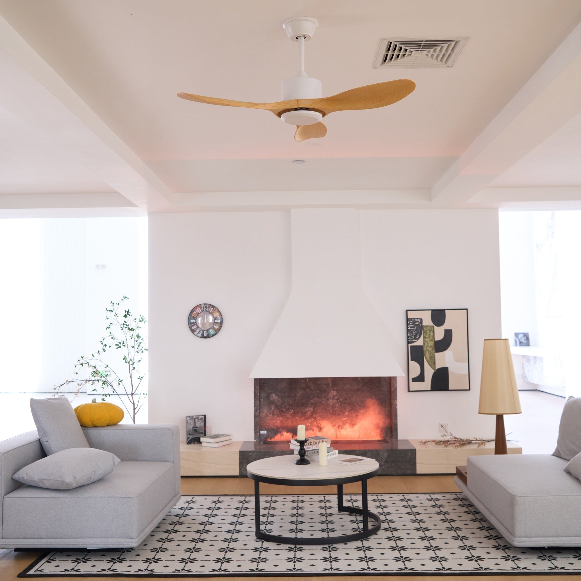 Ventilateur de plafond Meren présentant son design épuré et minimaliste.