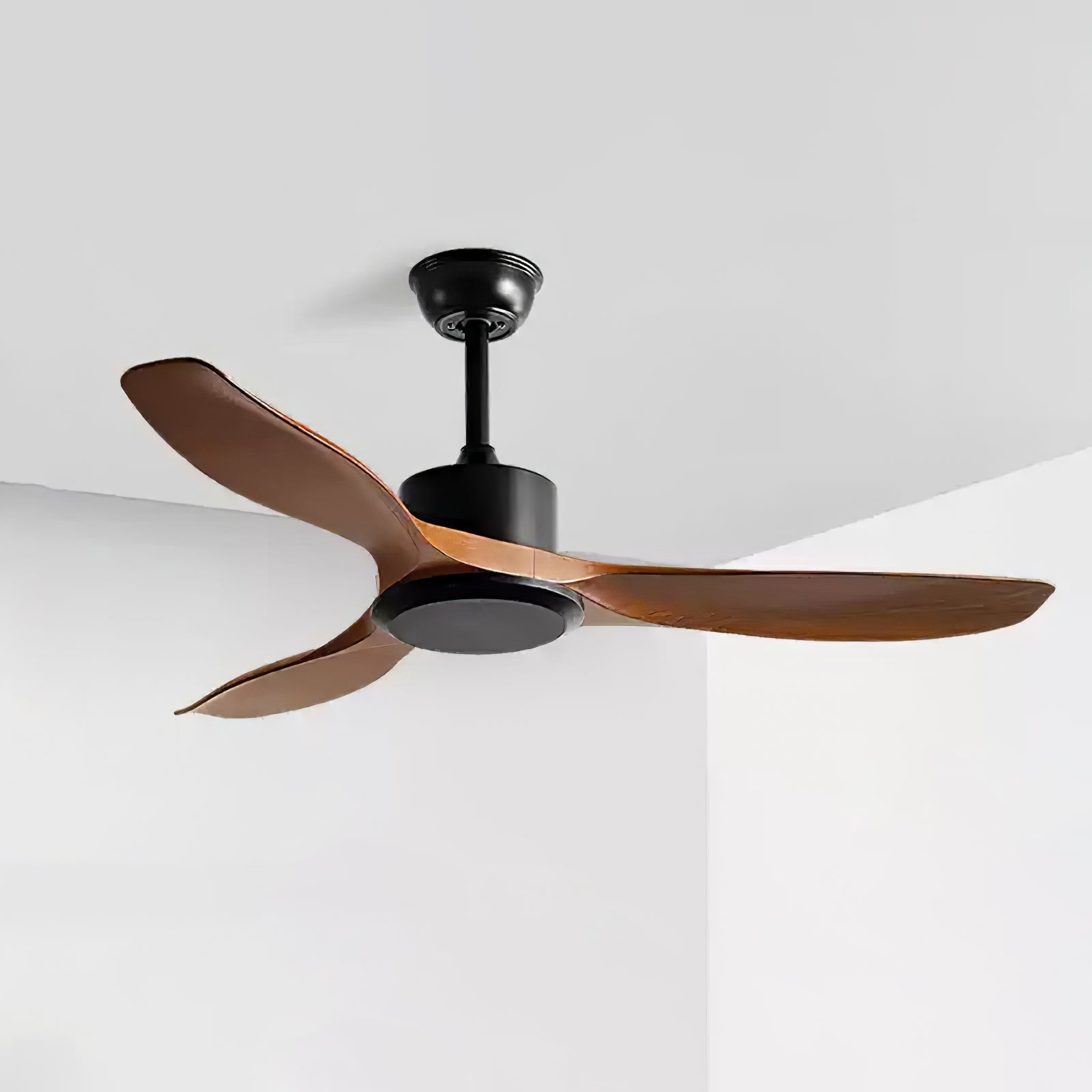Ventilateur de plafond Meren dans une chambre contemporaine.