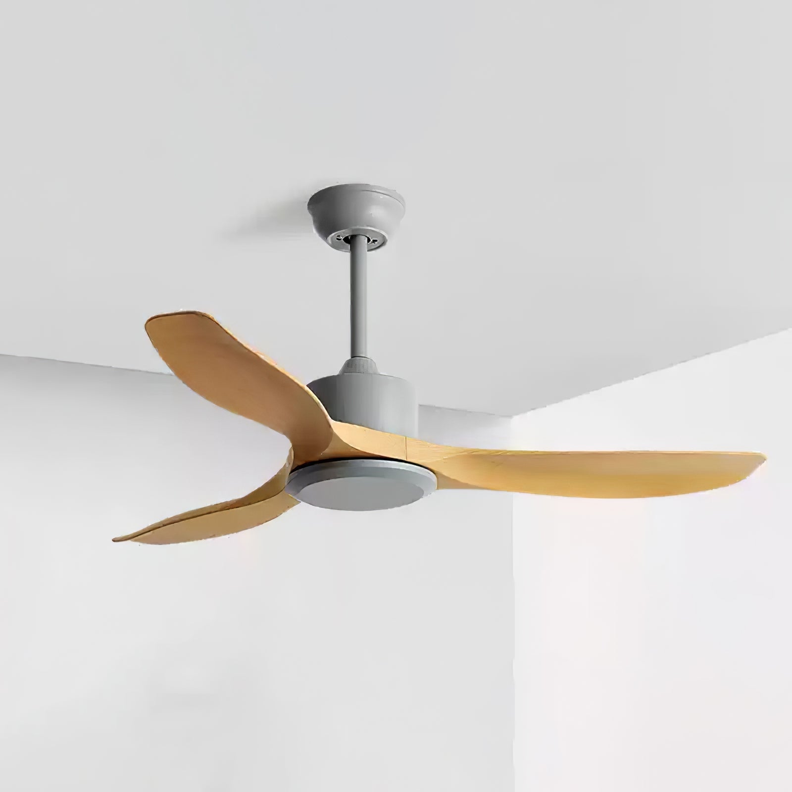 Ventilateur de plafond Meren présentant son moteur en cuivre pur.