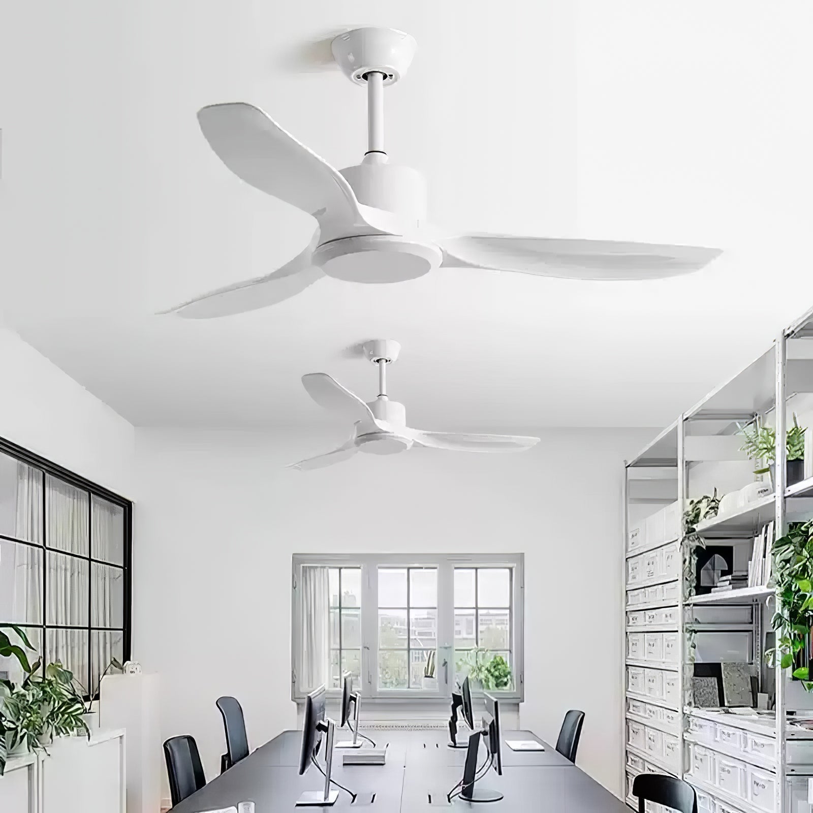 Vue rapprochée du moteur et du boîtier du ventilateur de plafond Meren.