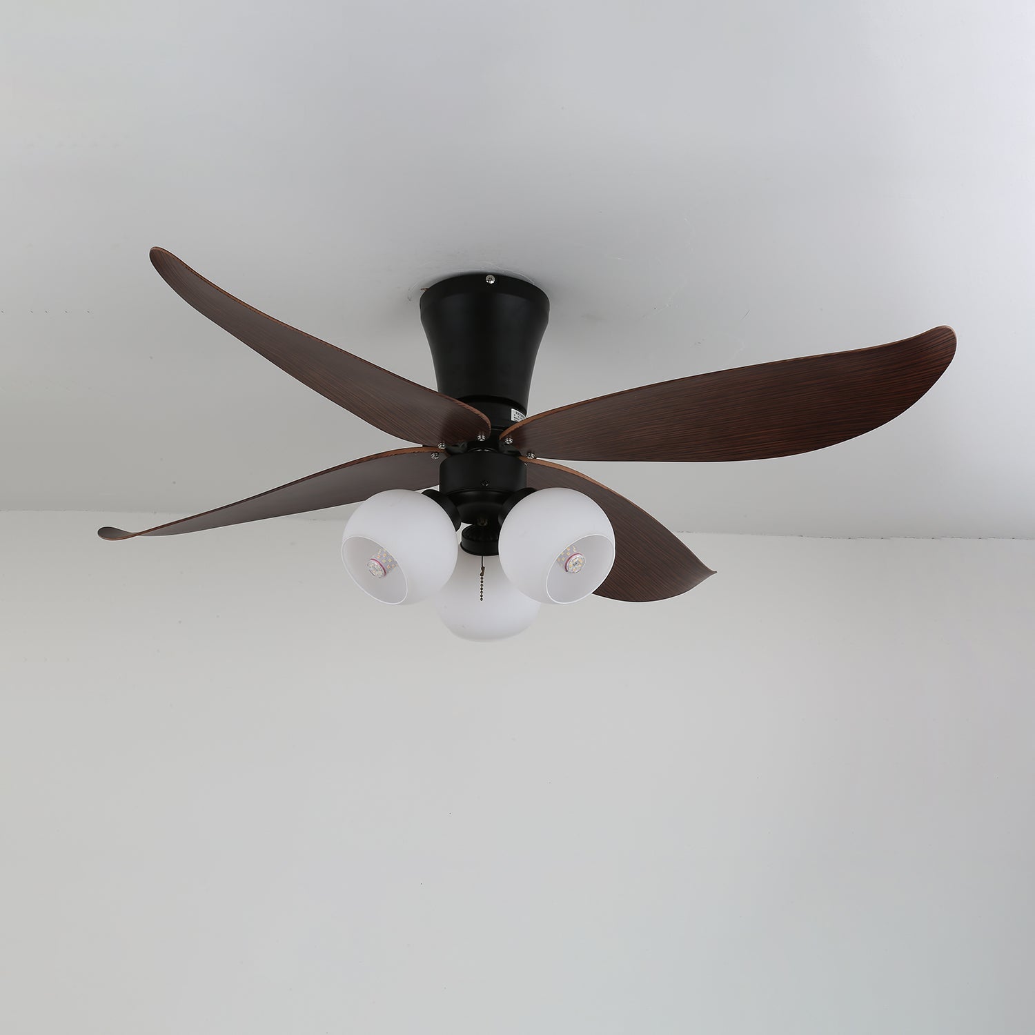 Plafonnier ventilateur vintage Lunair éclairant une pièce
