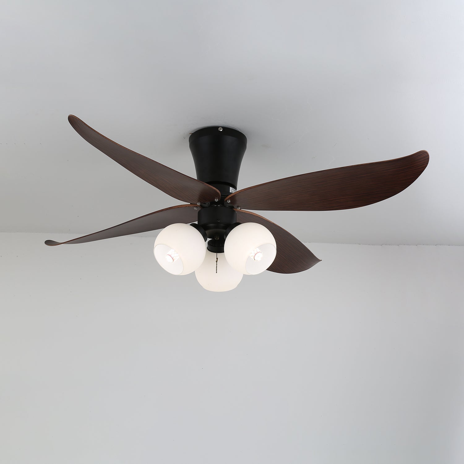 Gros plan du cadre métallique et du verre du ventilateur Lunair