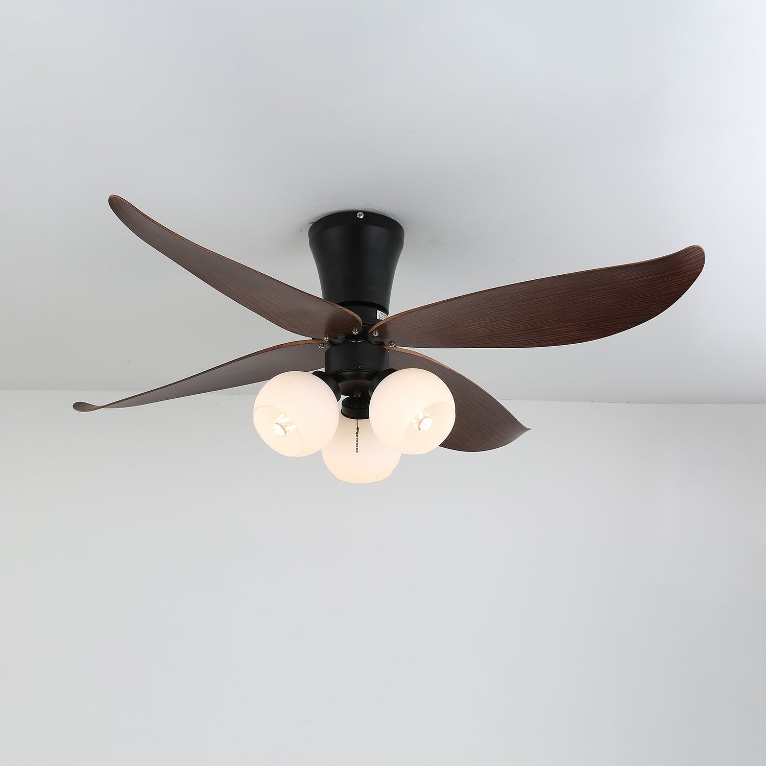 Plafonnier ventilateur Lunair vintage en bois et verre en mouvement