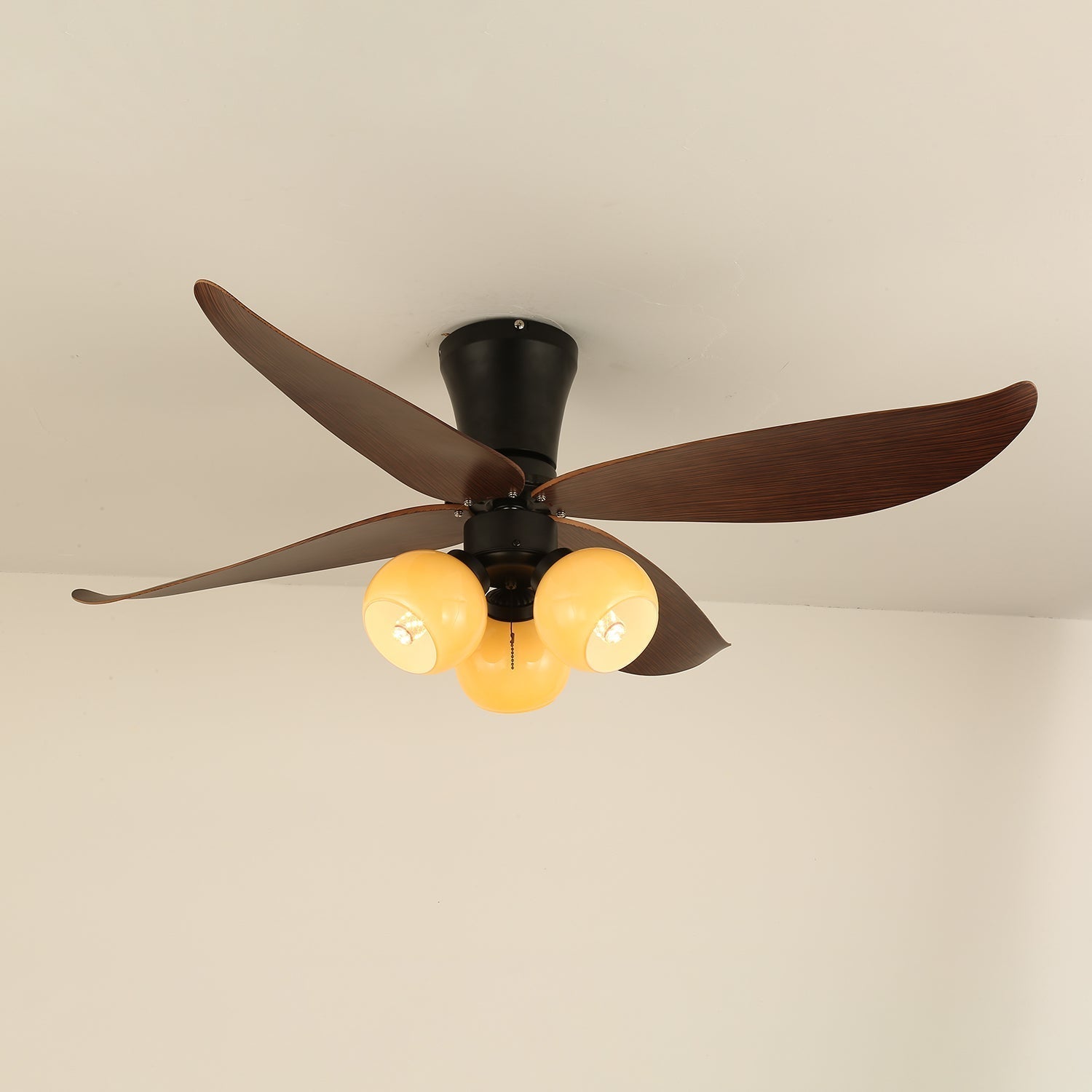 Plafonnier ventilateur Lunair vintage en bois et verre dans une maison moderne