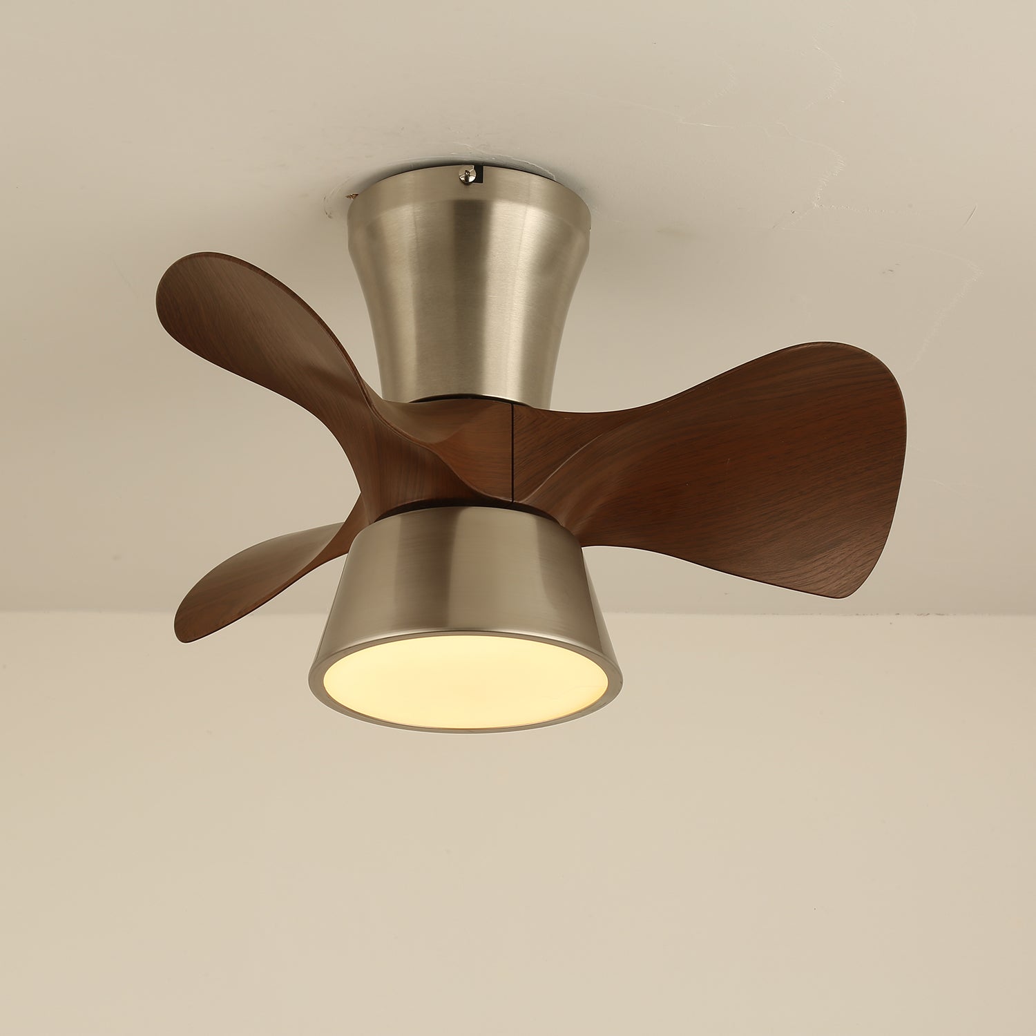 Plafonnier Ventilateur Nera en Bois Moderne, détail de l'abat-jour en acrylique