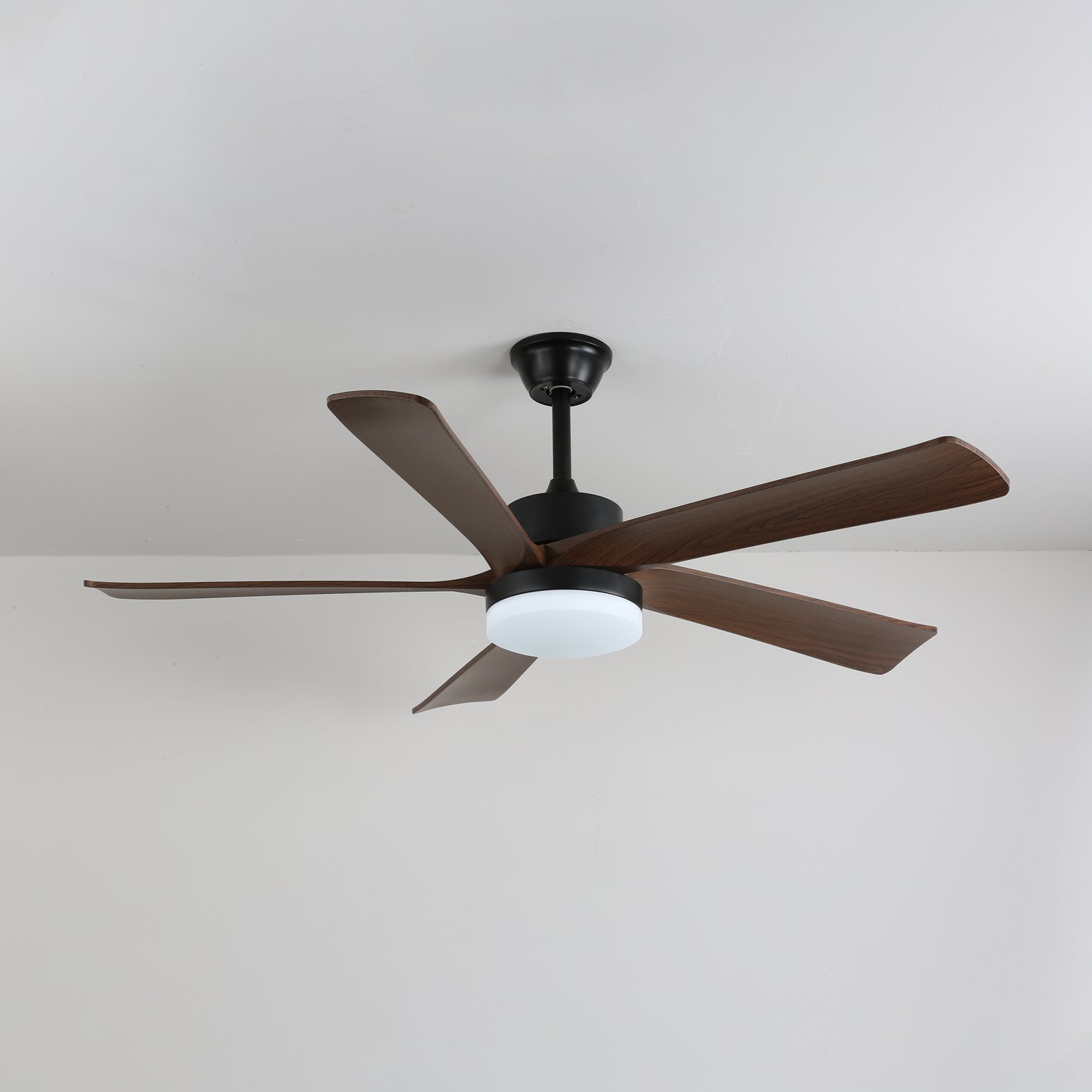 Gros plan sur les pales en bois du plafonnier ventilateur Eryndor