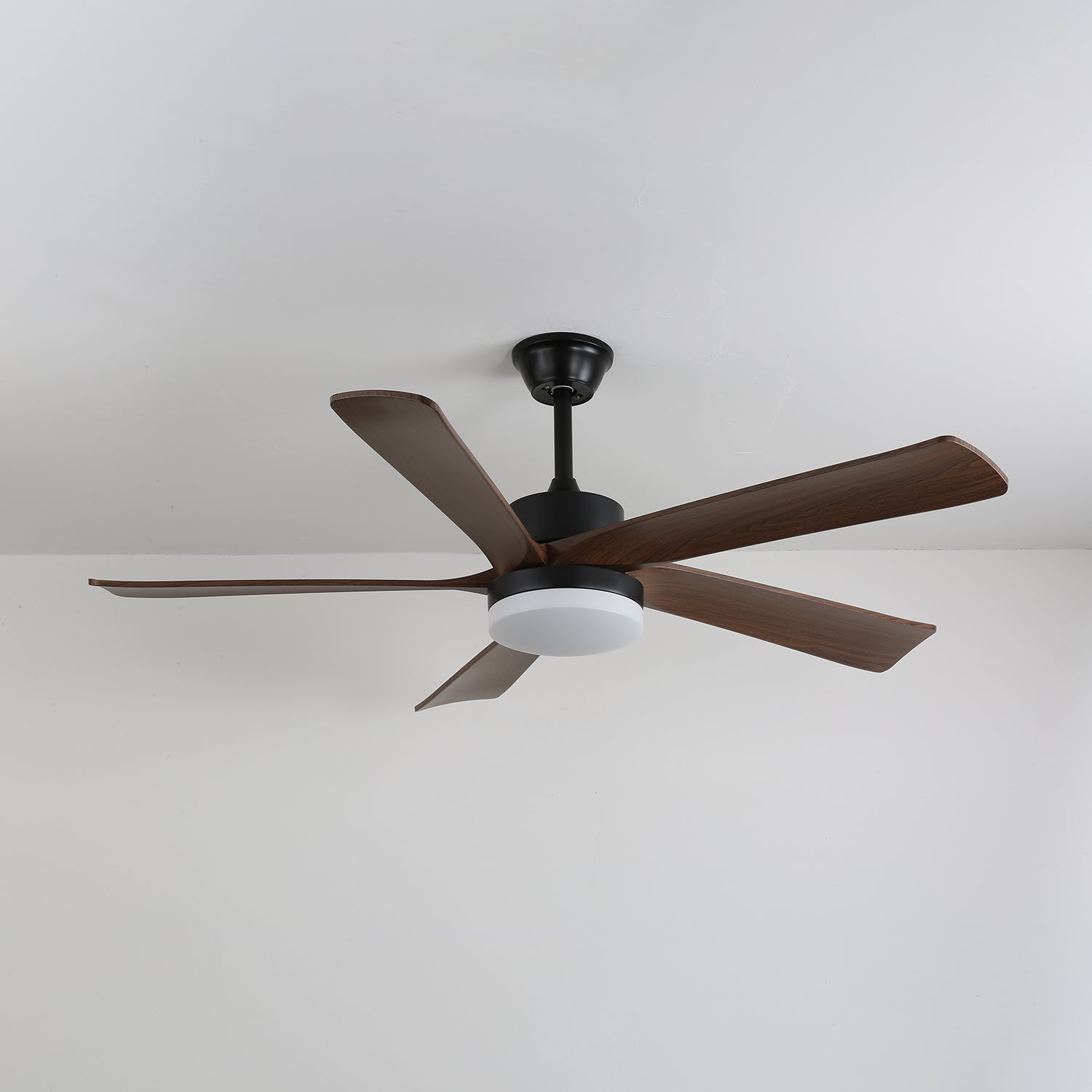 Plafonnier ventilateur Eryndor avec éclairage LED intégré allumé