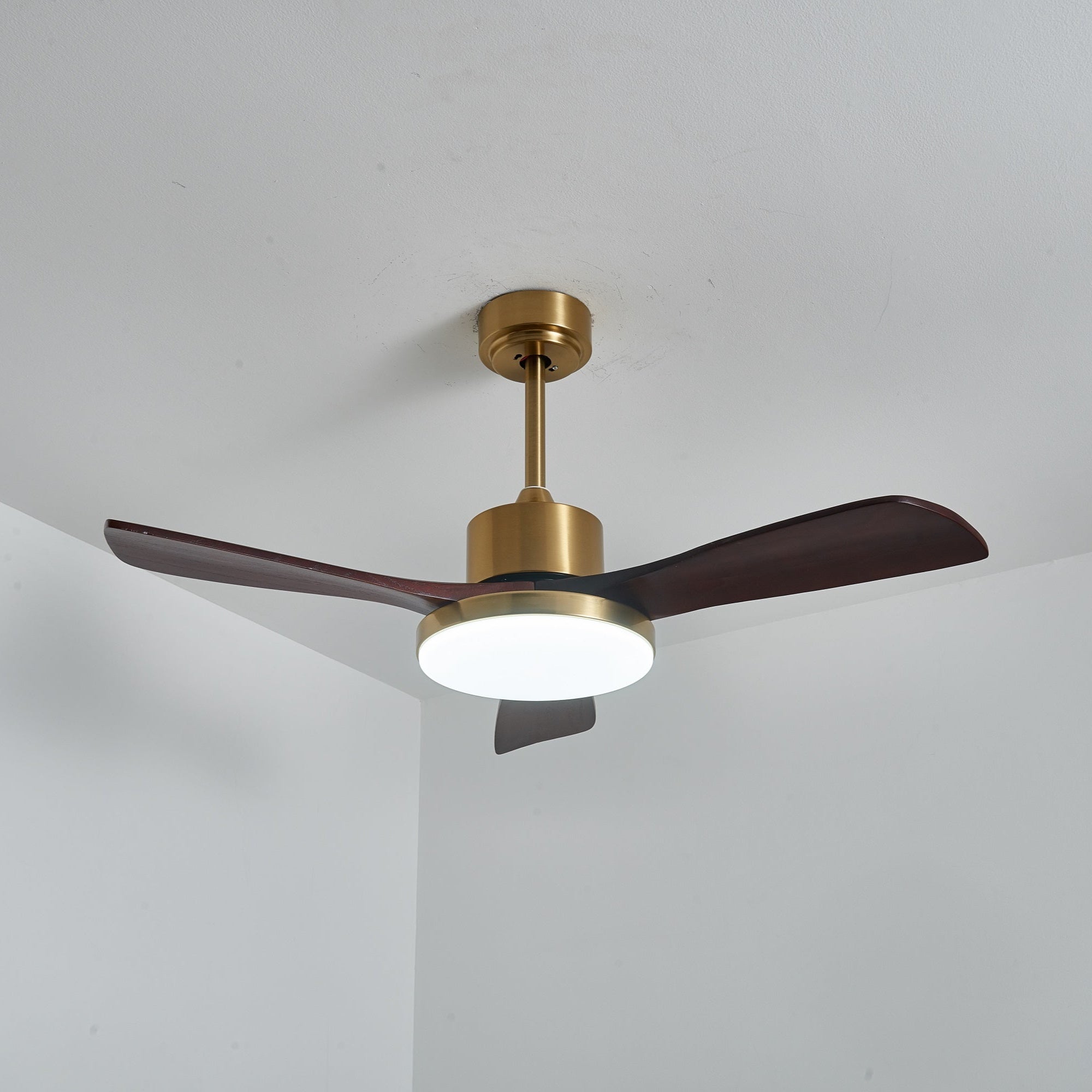 Plafonnier ventilateur Xen moderne en bois, installé dans un salon moderne