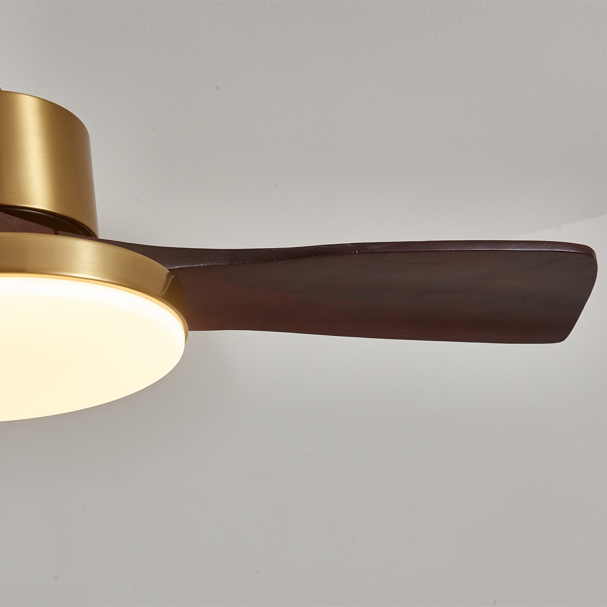 Plafonnier ventilateur Xen moderne en bois, dans une chambre à coucher